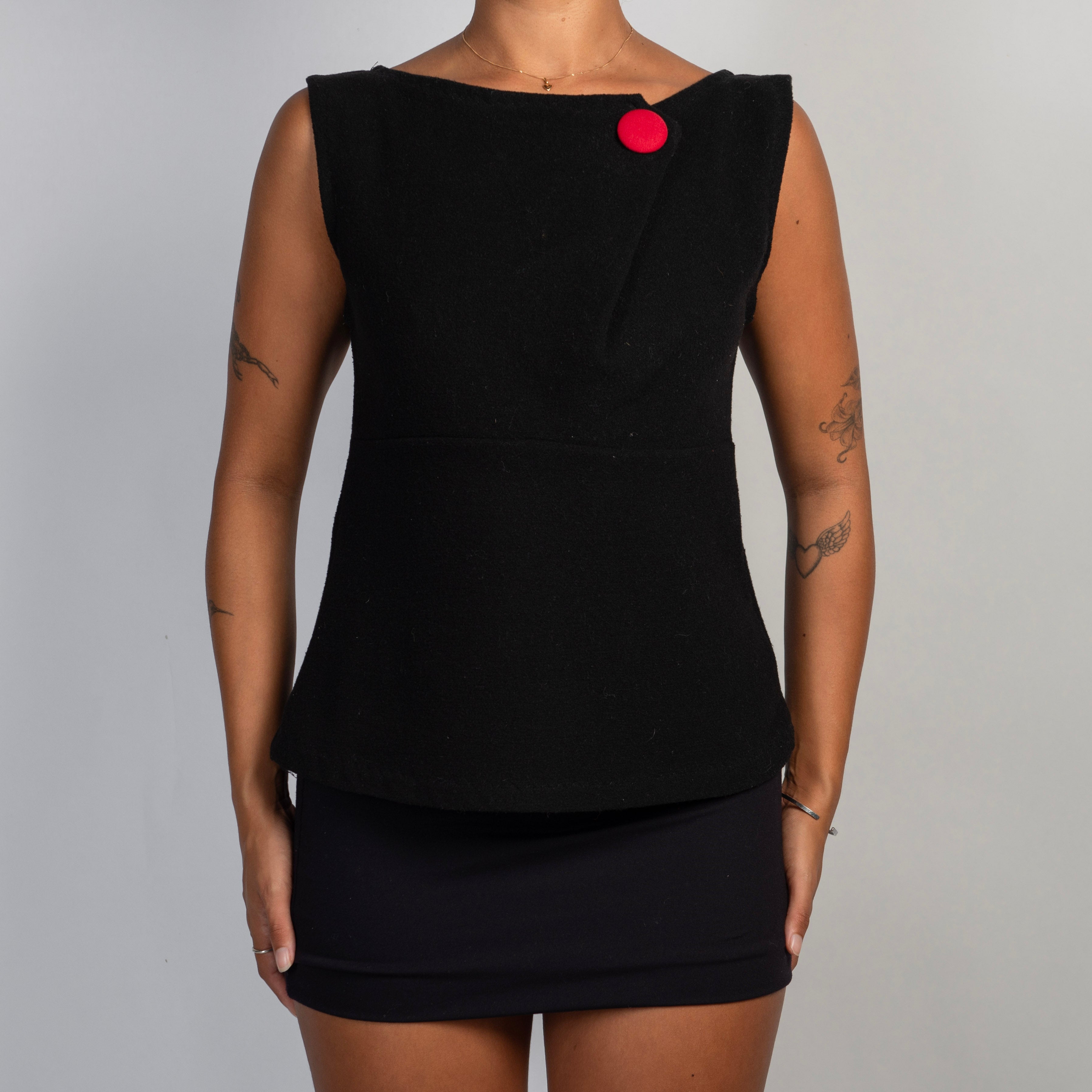BLACK BOAT NECK TOP