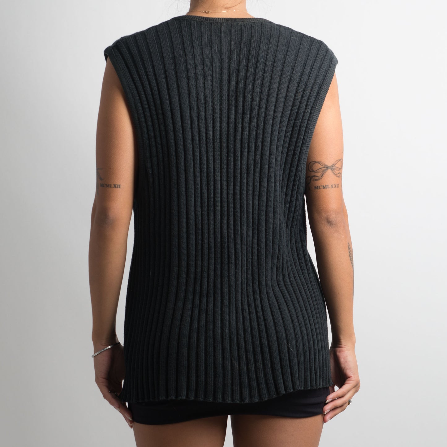 RIBBED SLEEVELESS KNIT