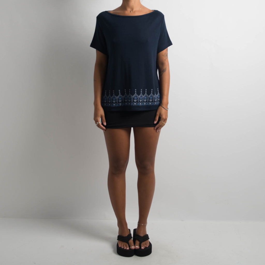 NAVY PATTERN TEE