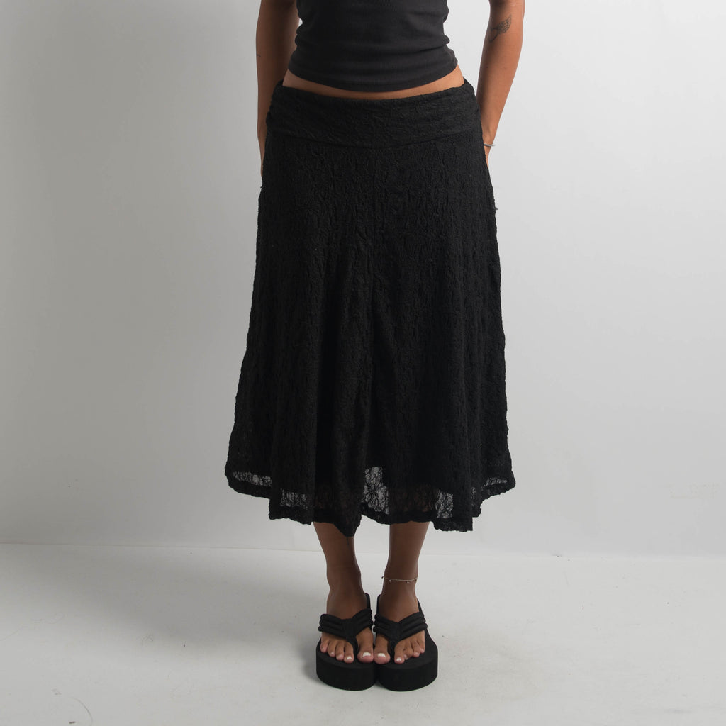 BLACK LACE LONGLINE SKIRT