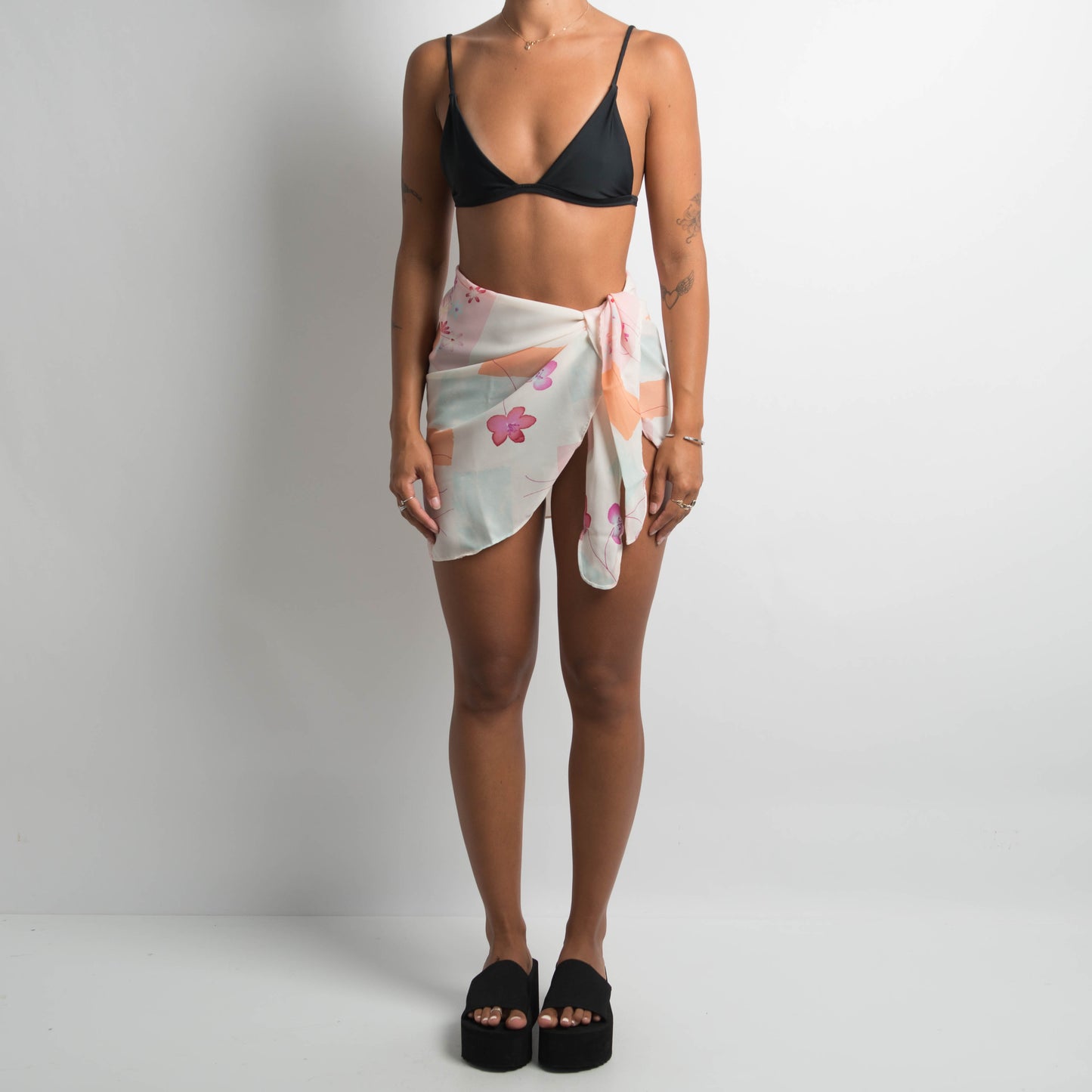 WHITE FLORAL SARONG