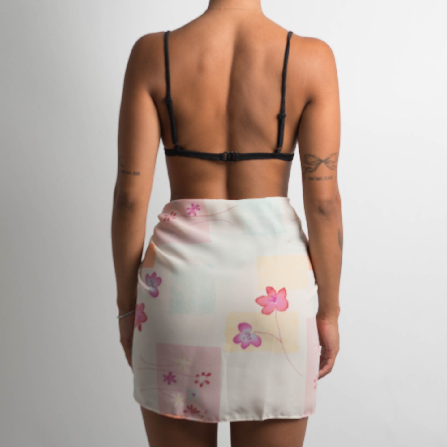 WHITE FLORAL SARONG