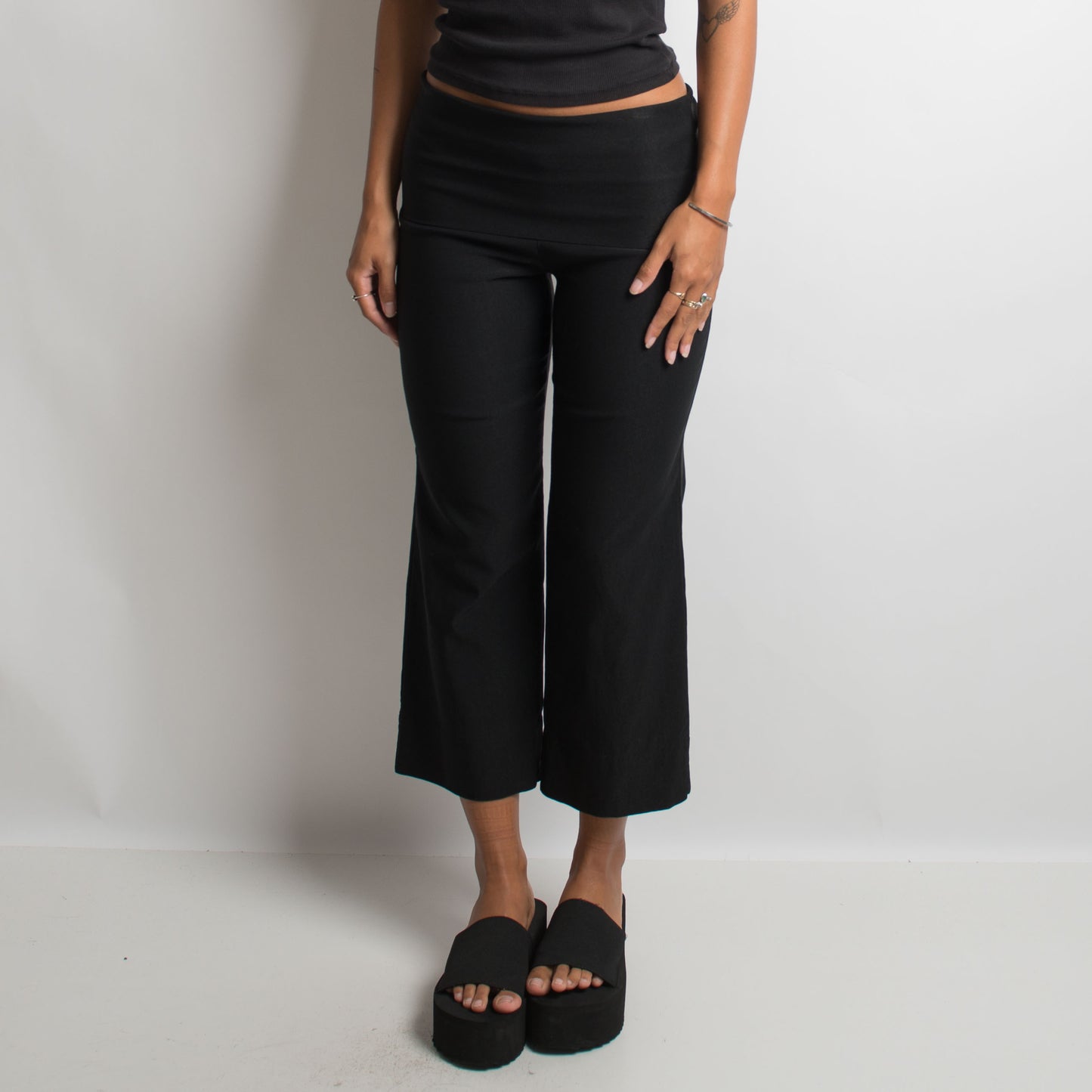 BLACK BOOTCUT CAPRI PANTS