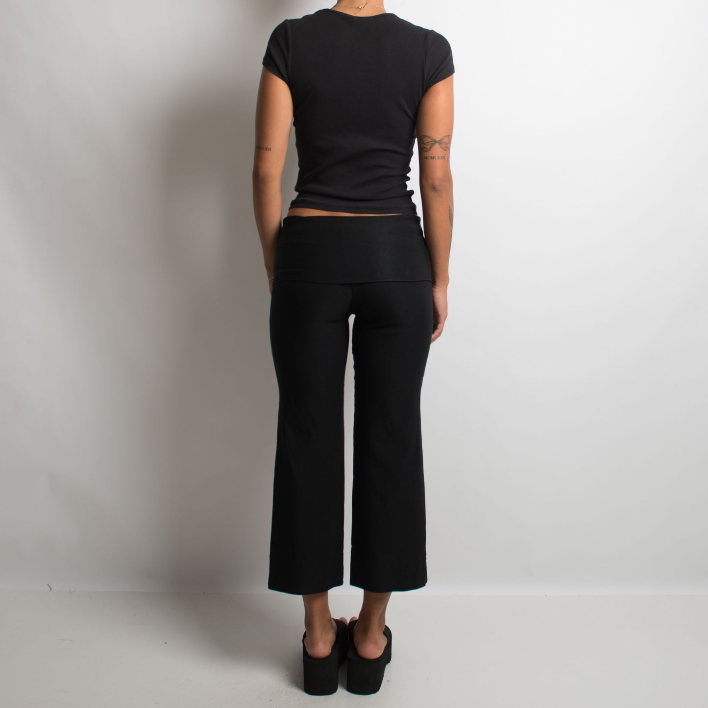 BLACK BOOTCUT CAPRI PANTS