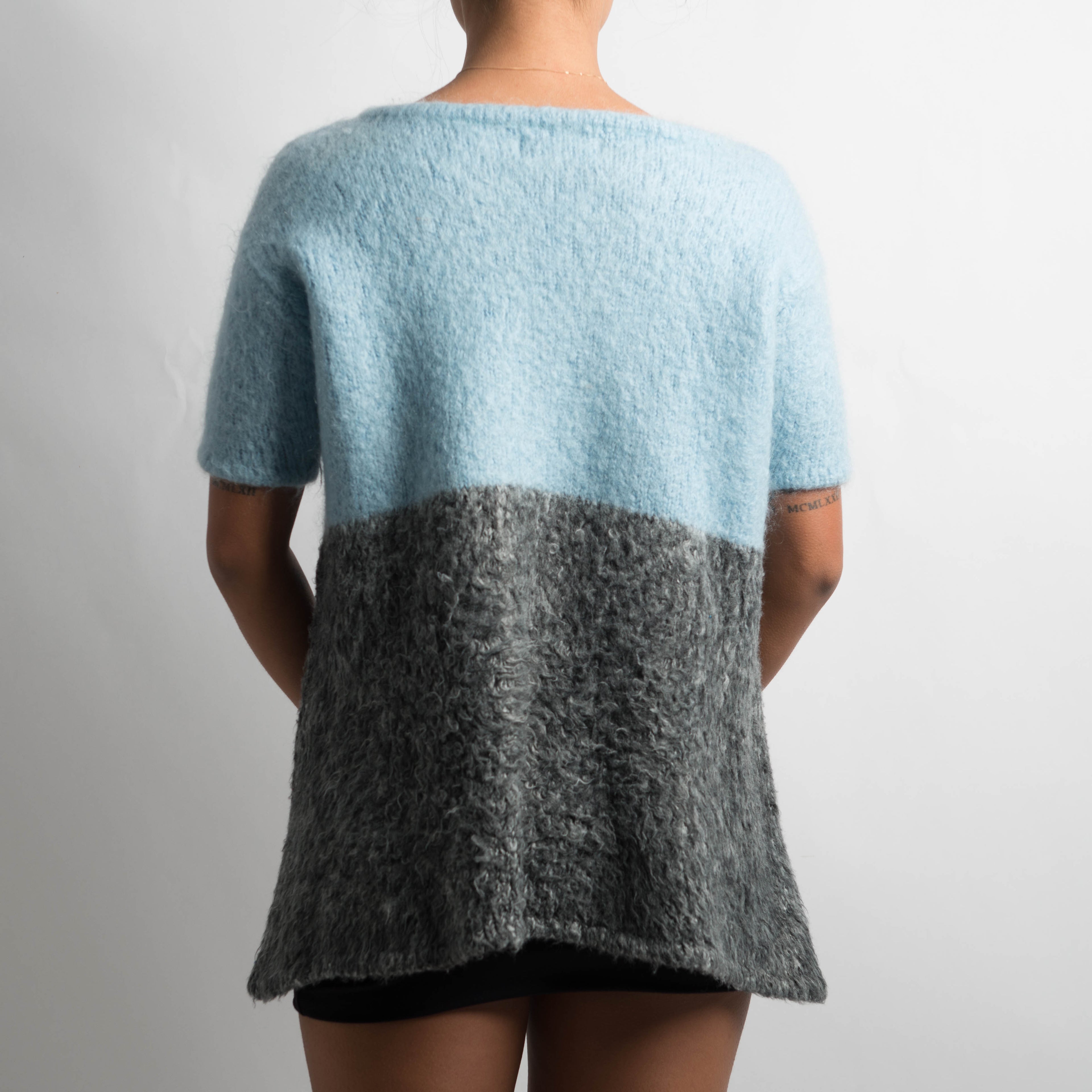 SHORT SLEEVE KNIT SWEATER