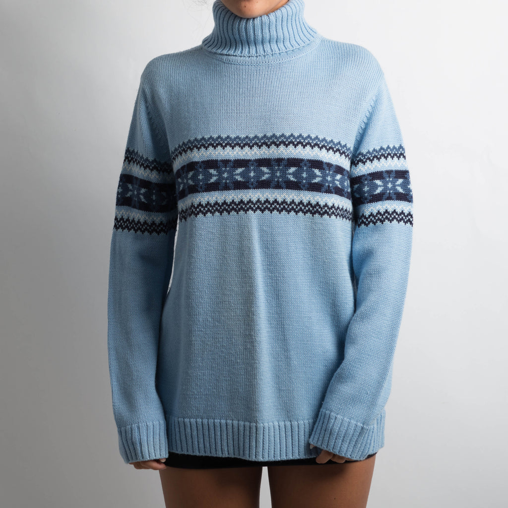 BLUE TURTLENECK KNIT SWEATER