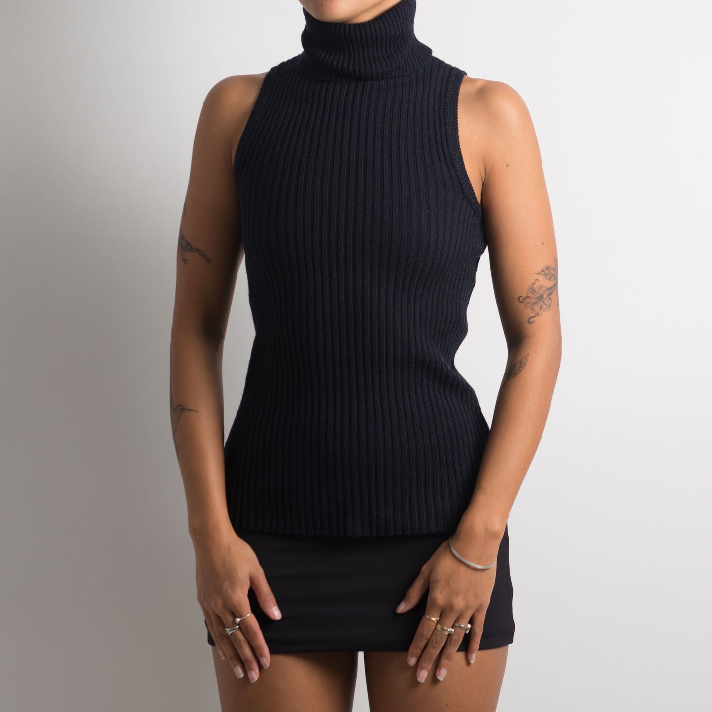 NAVY SLEEVELESS TURTLENECK