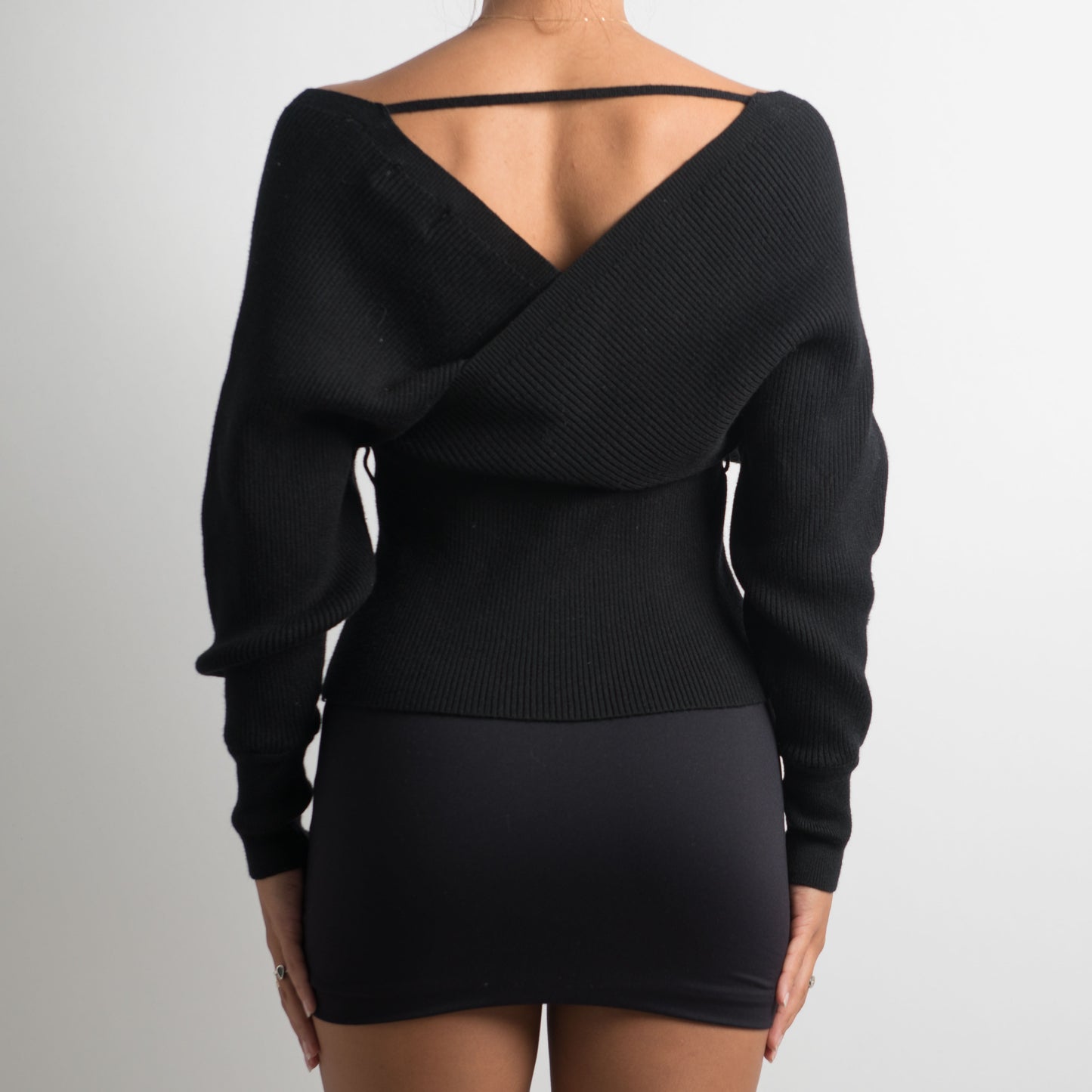 BLACK KNIT SWEATER