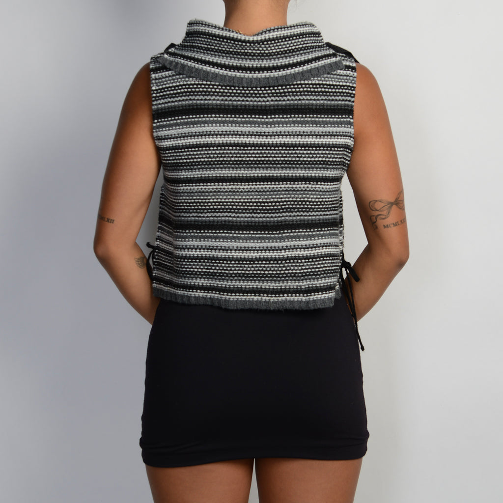 STRIPE SLEEVELESS KNIT TOP
