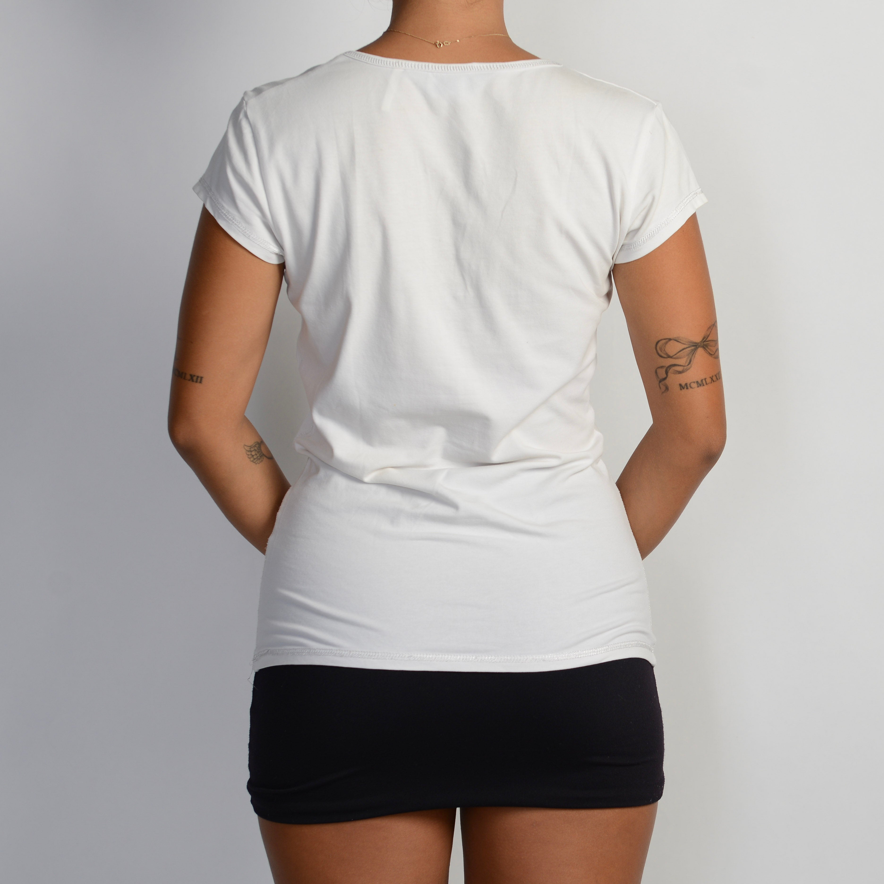 WHITE V NECK TEE