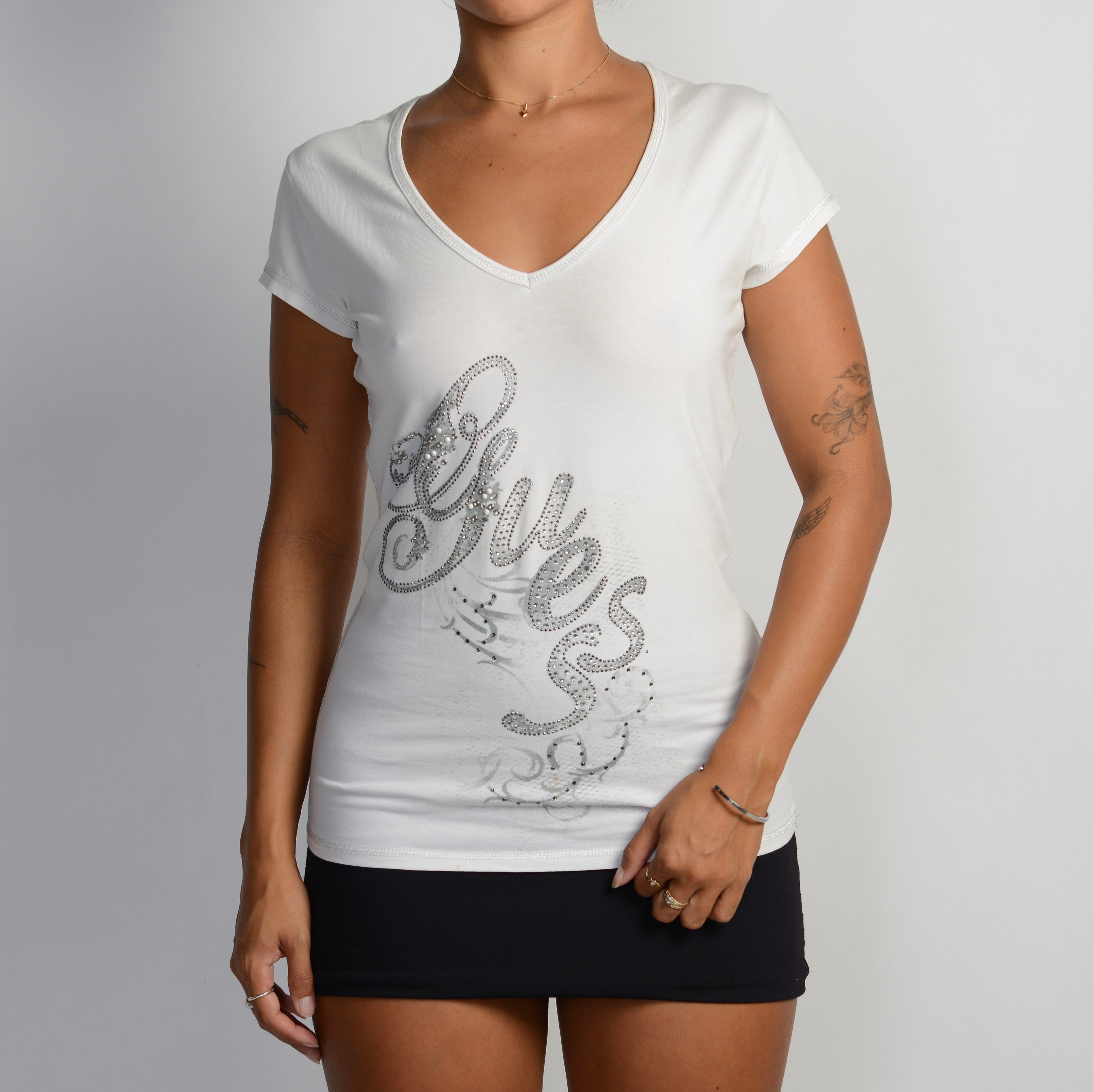 WHITE V NECK TEE
