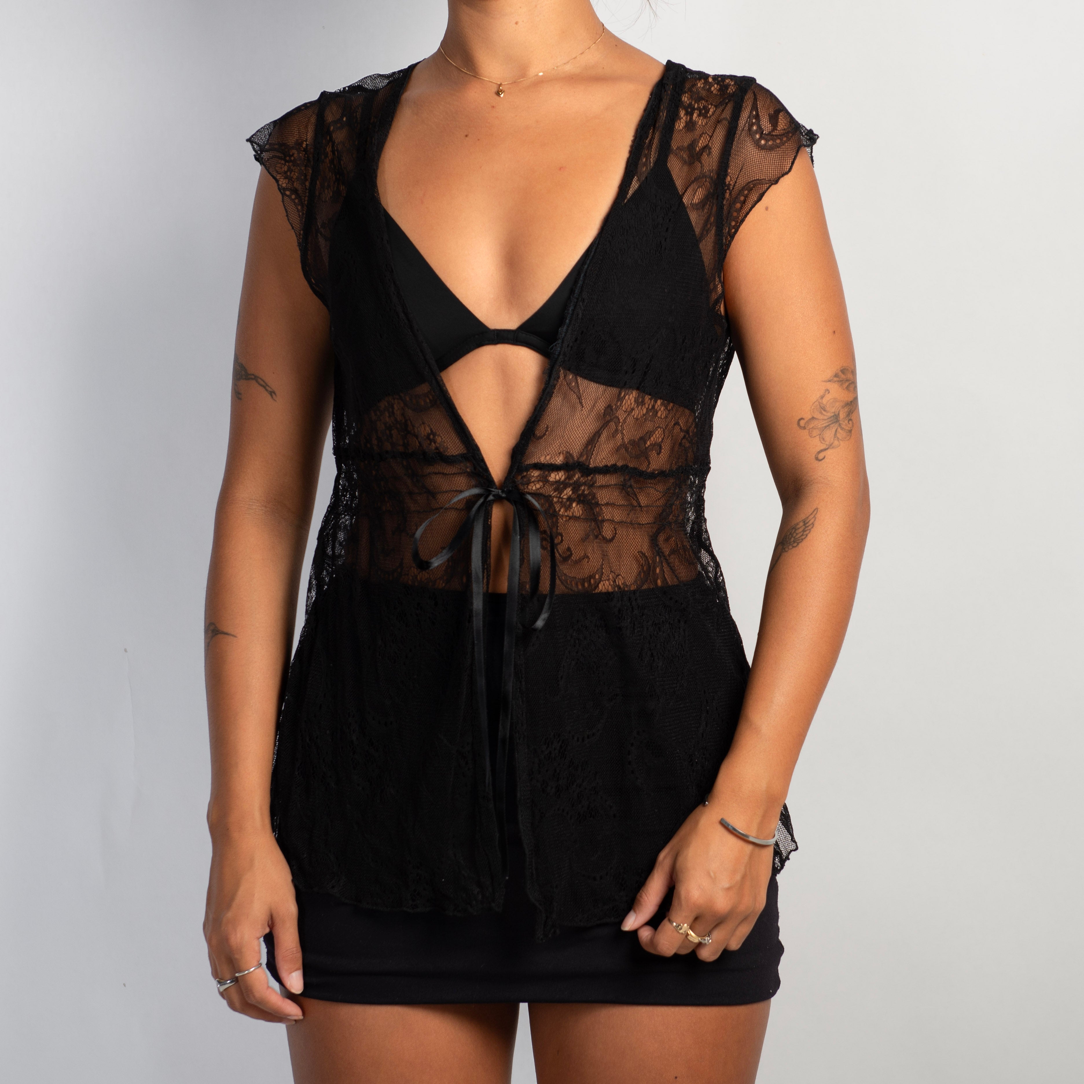 BLACK LACE TIE FRONT TOP