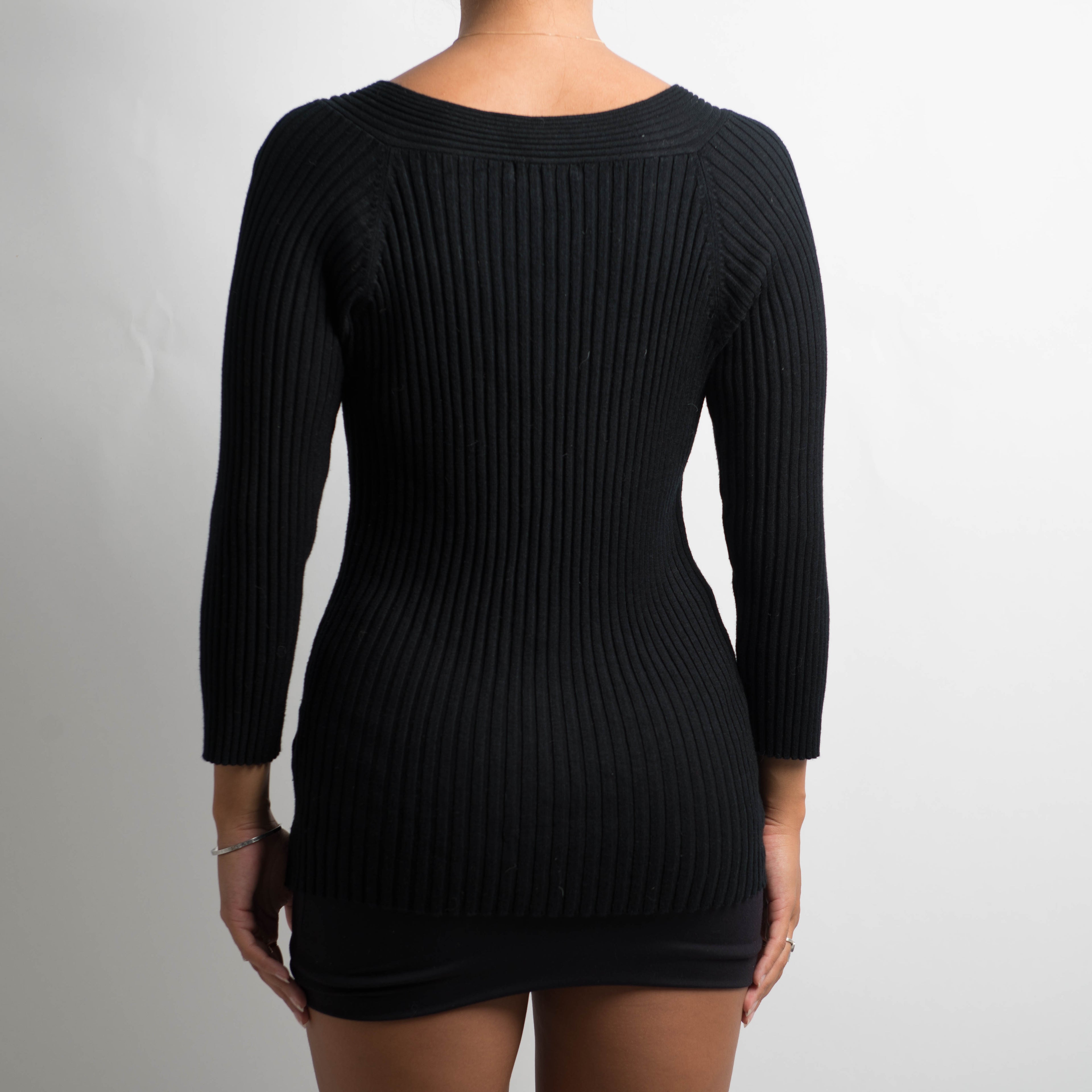 BLACK RIBBED LONG SLEEVE TOP