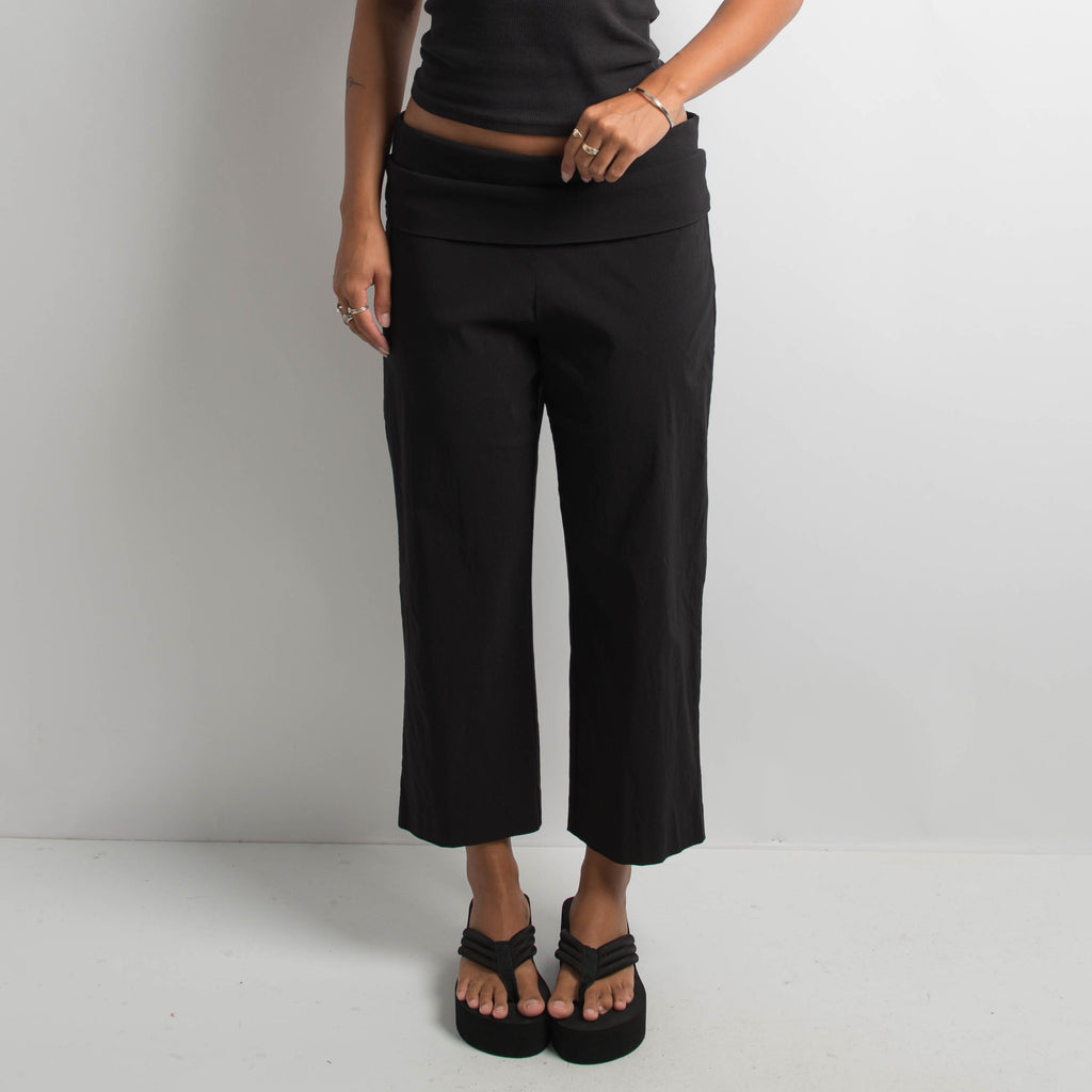 BLACK STRETCH CAPRI PANTS