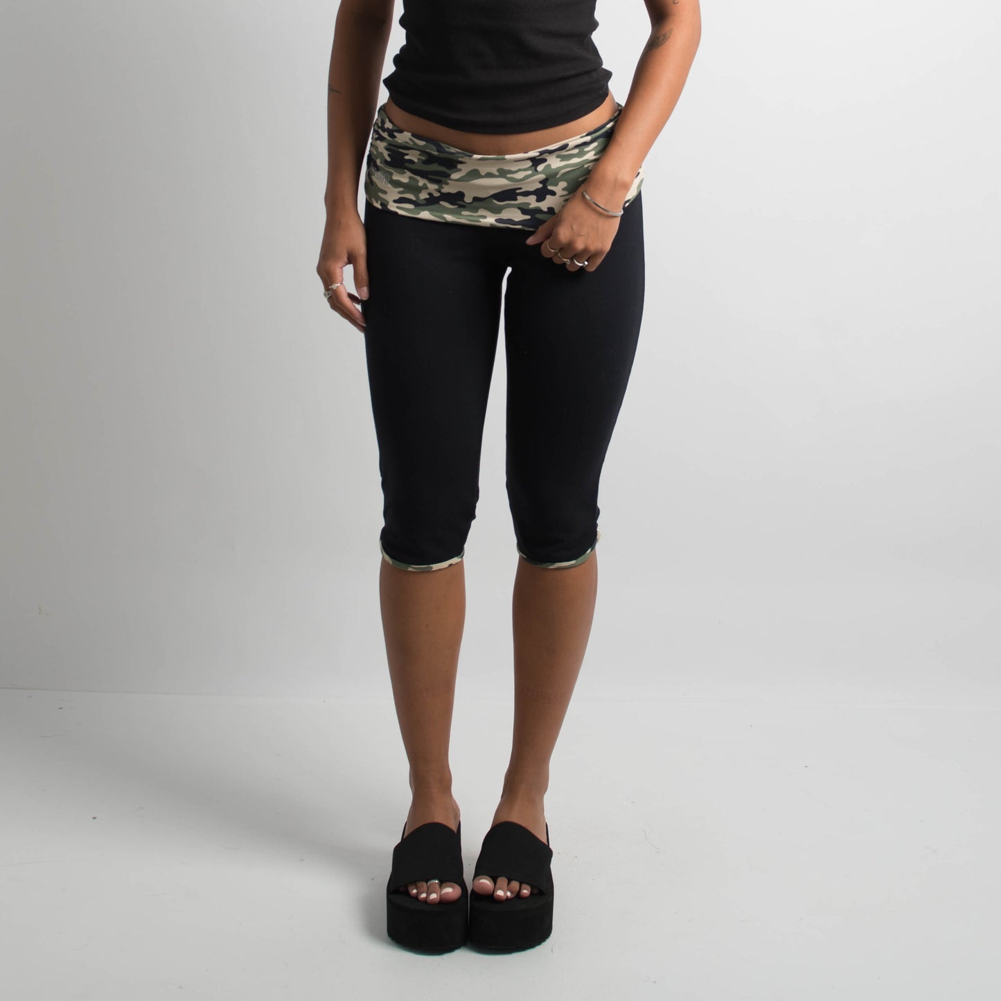 CAMOUFLAGE CAPRI LEGGINGS