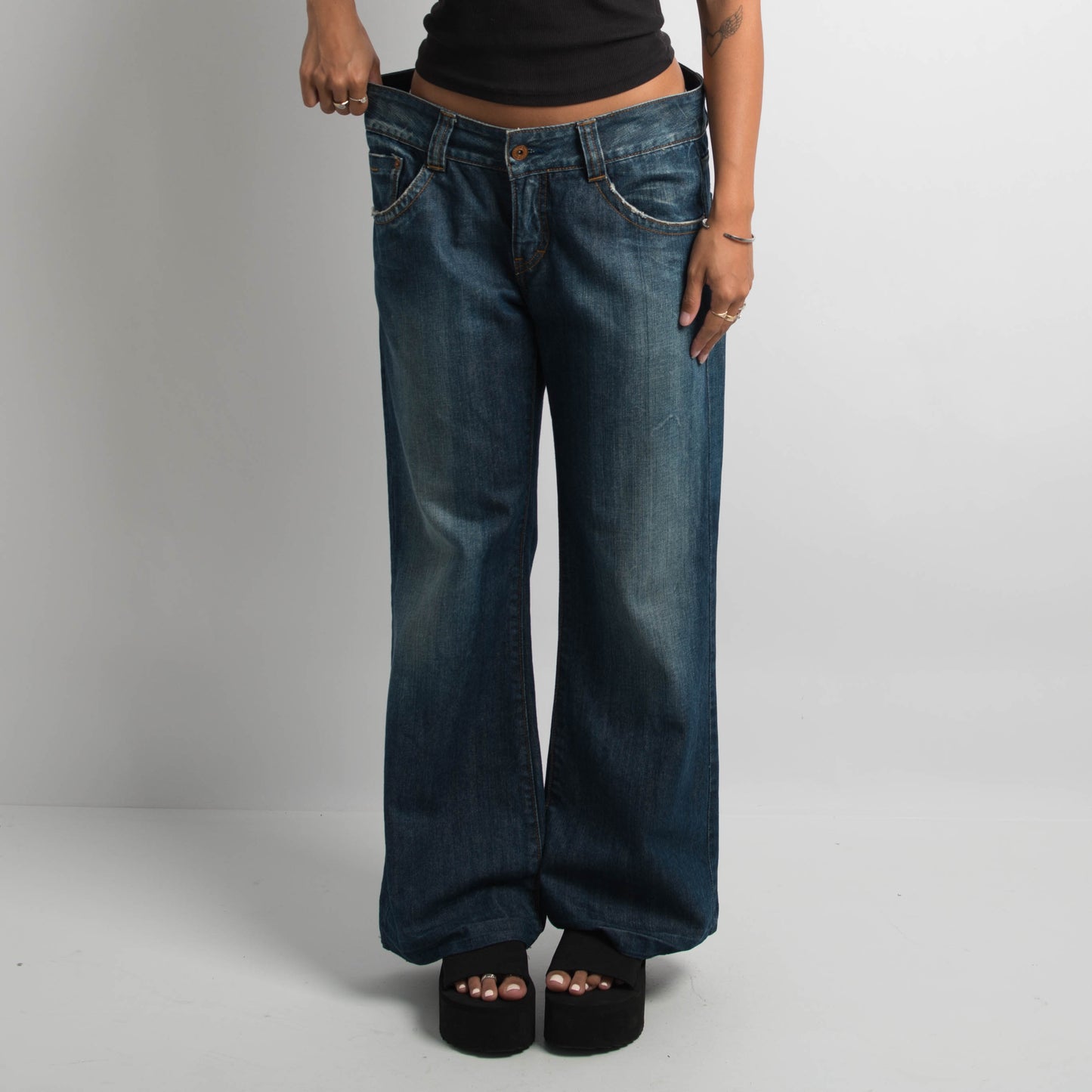 MID WASH WIDE LEG JEANS