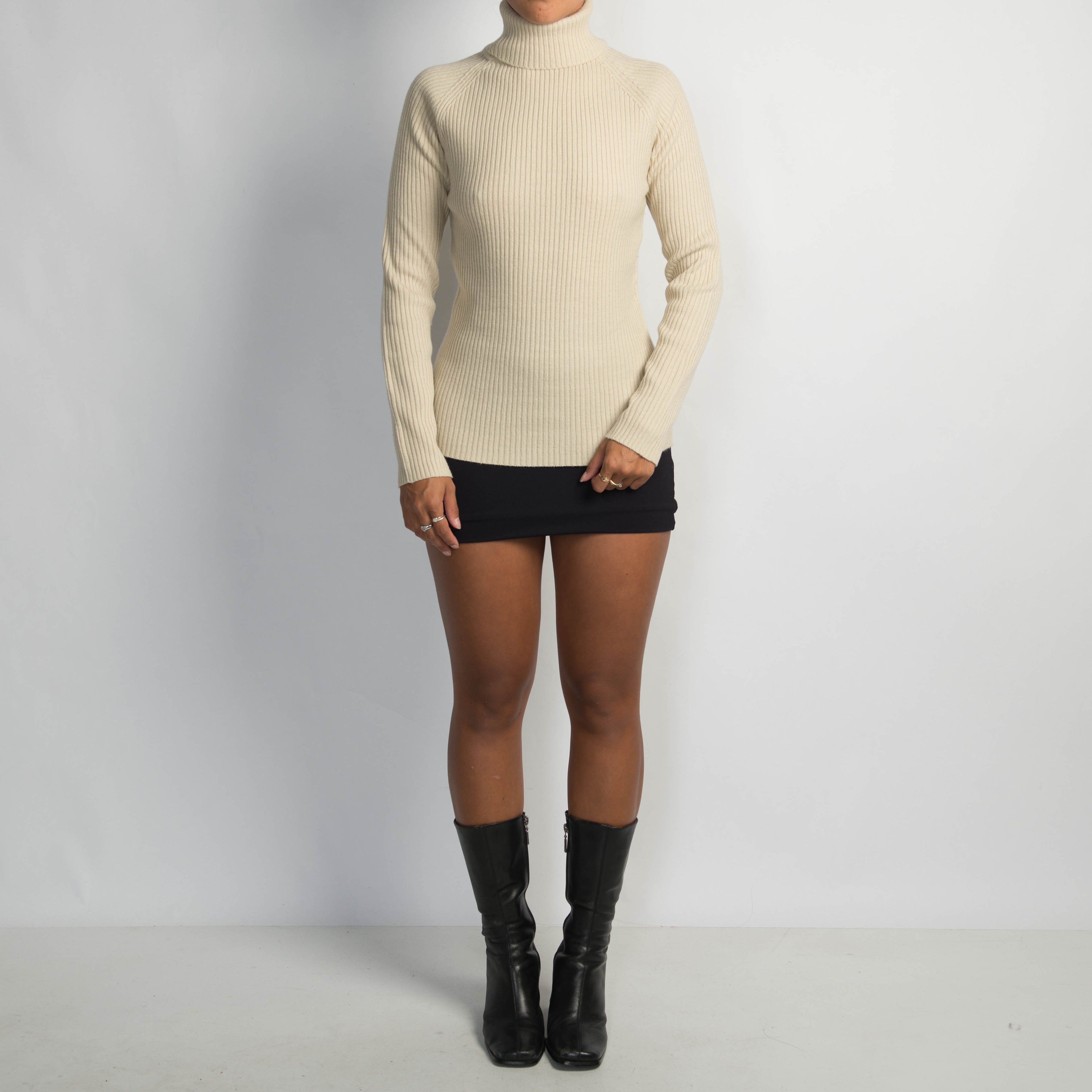 CREAM RIB TURTLENECK TOP