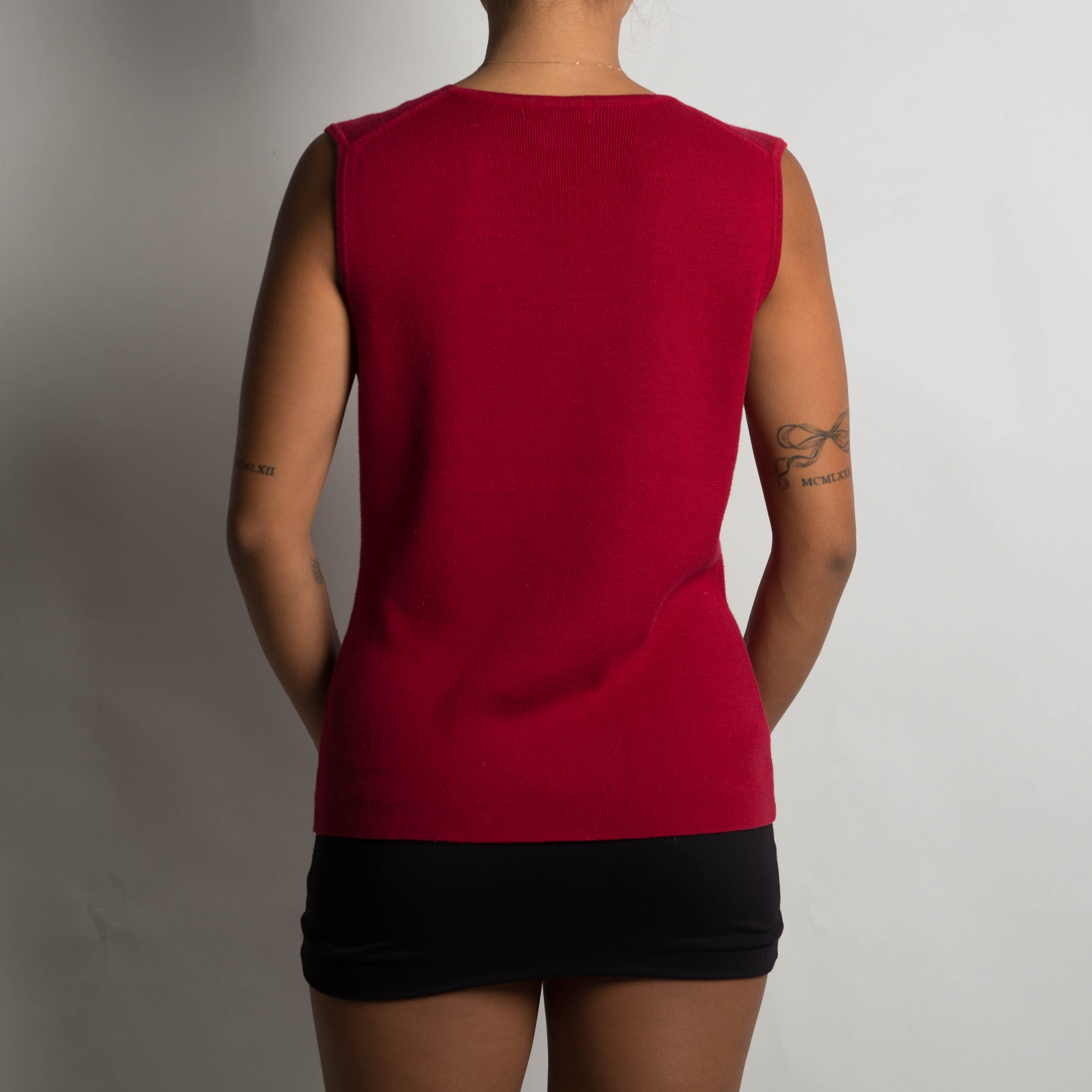 RED KNIT SLEEVELESS TOP