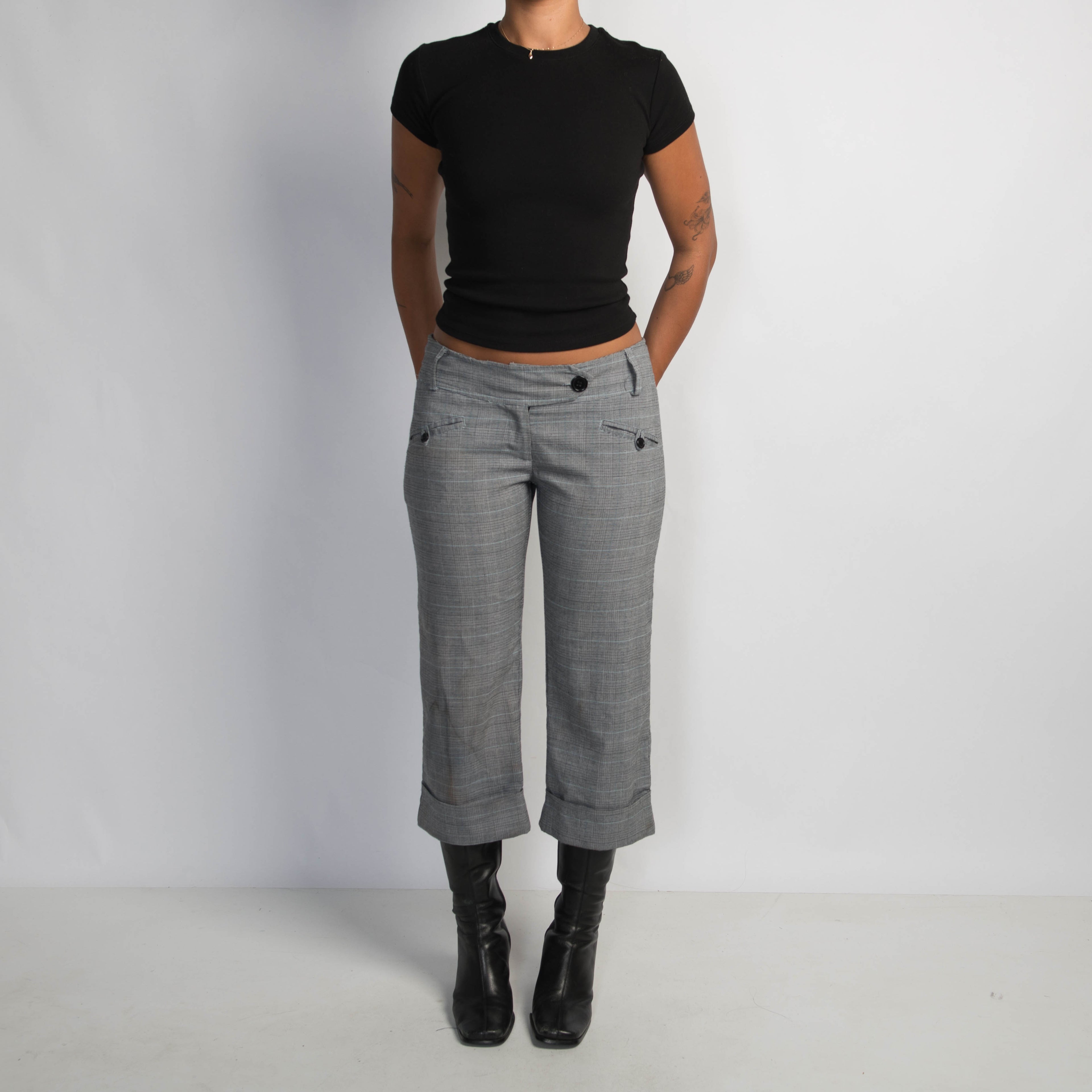 GREY PATTERN CAPRI PANTS