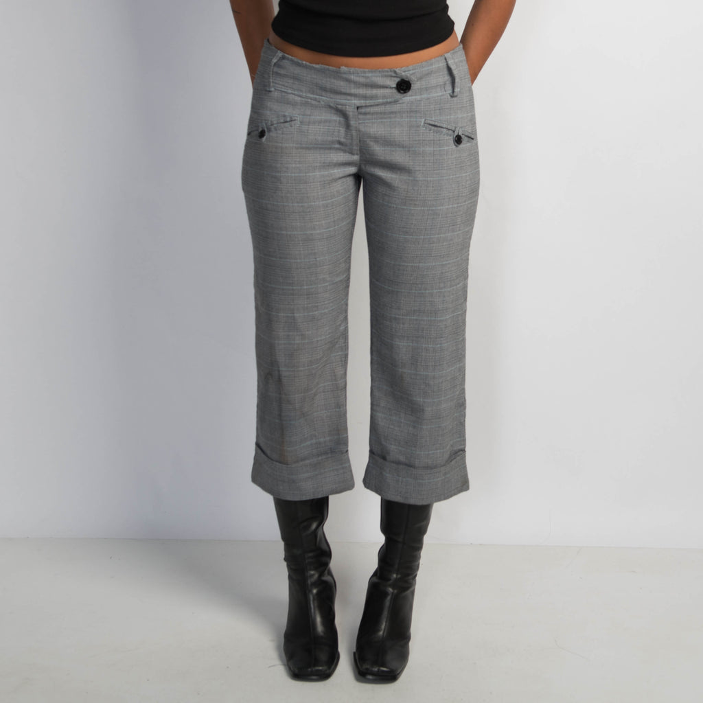 GREY PATTERN CAPRI PANTS