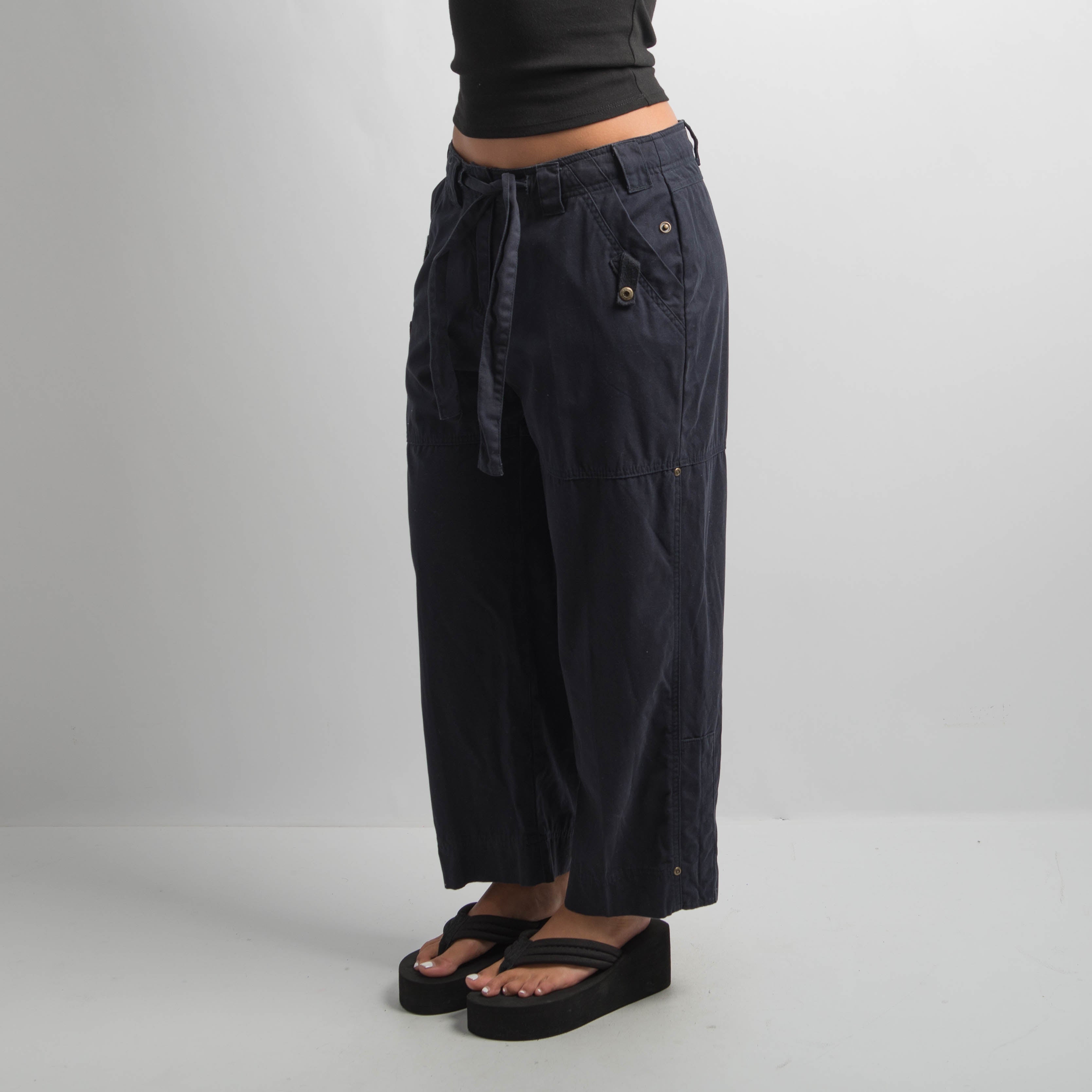 BLACK CROP CARGO PANTS