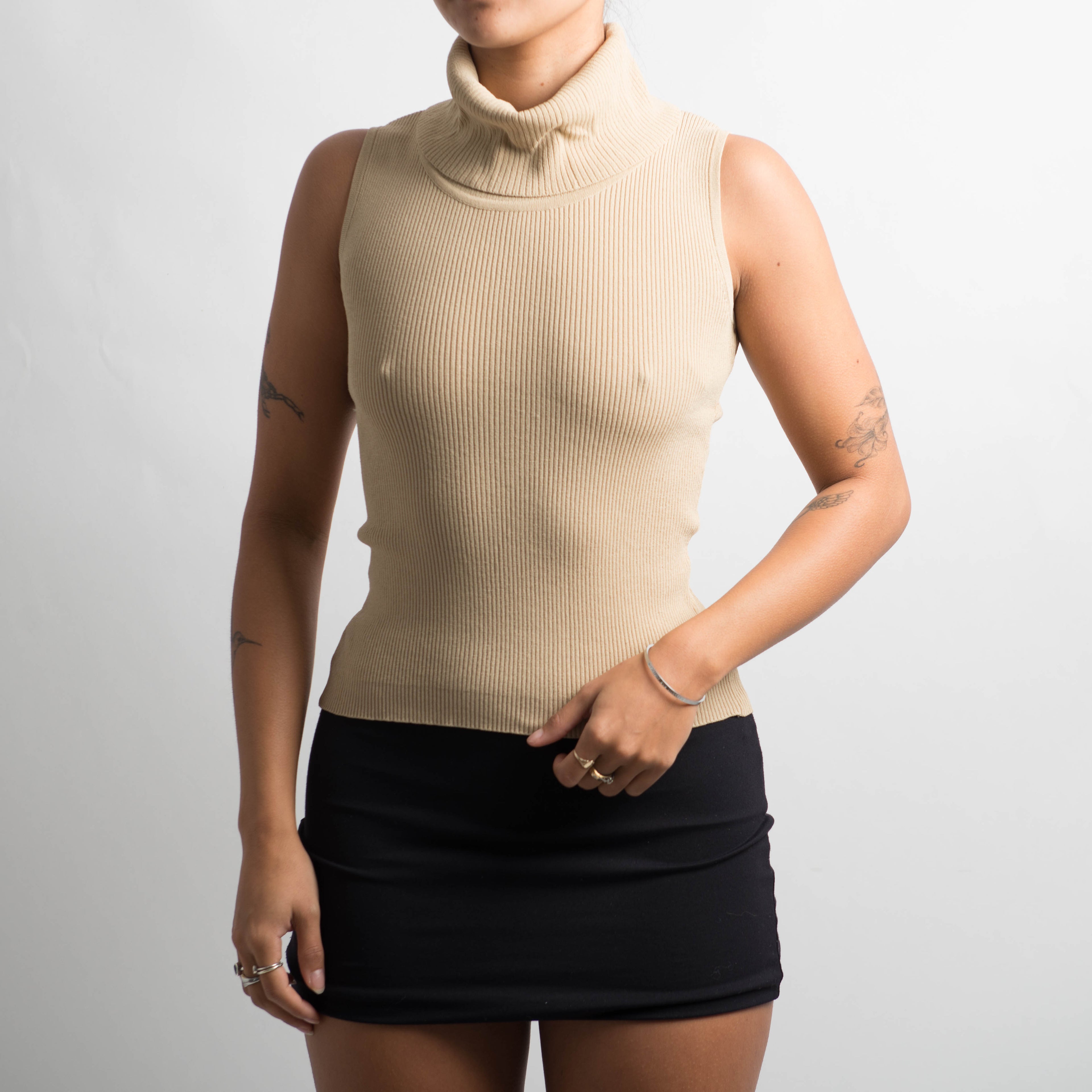 BEIGE SLEEVELESS TURTLENECK