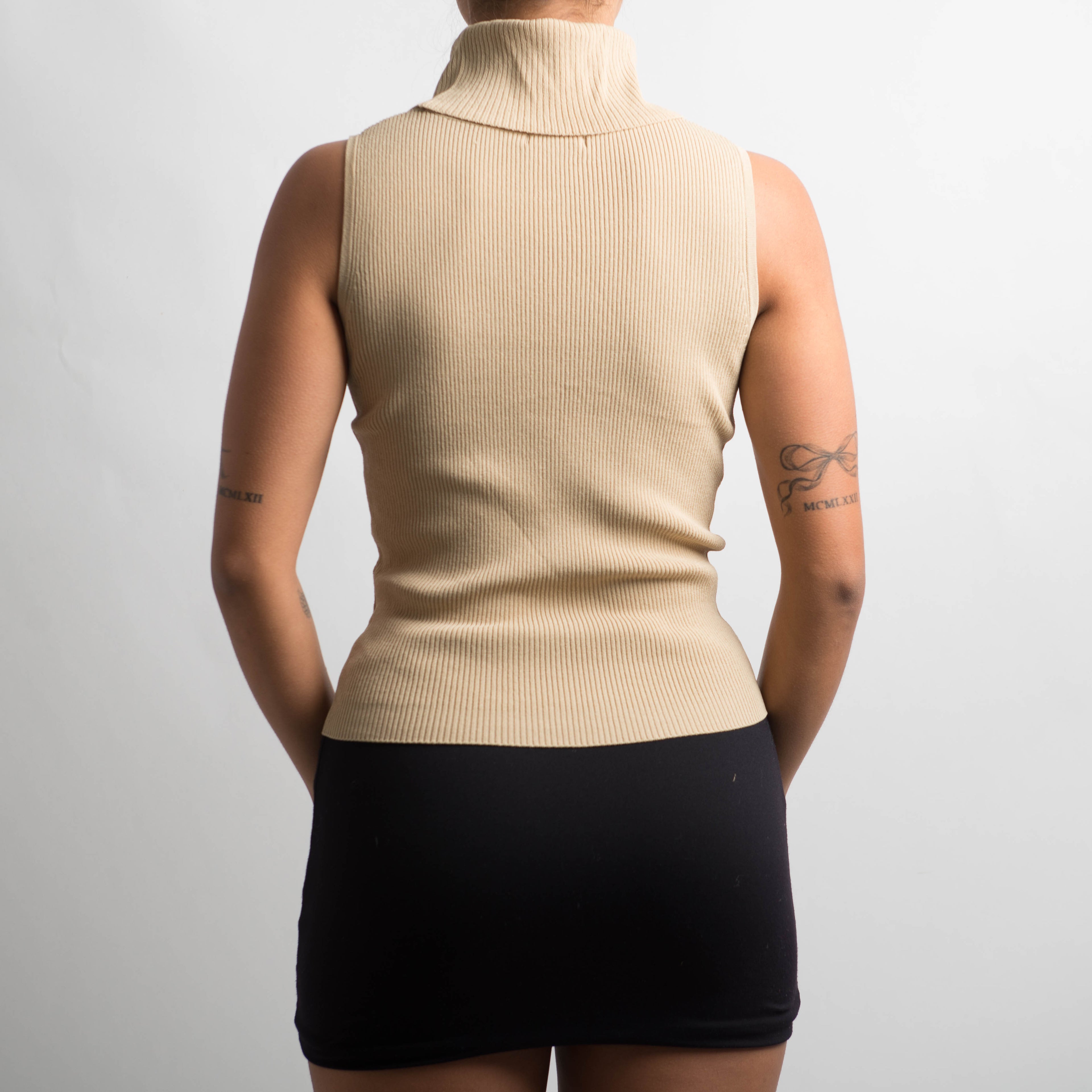 BEIGE SLEEVELESS TURTLENECK