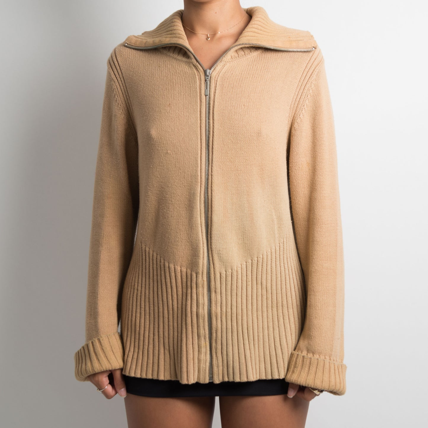 PULL EN TRICOT TAN AVEC FERMETURE ÉCLAIR SUR LE DEVANT