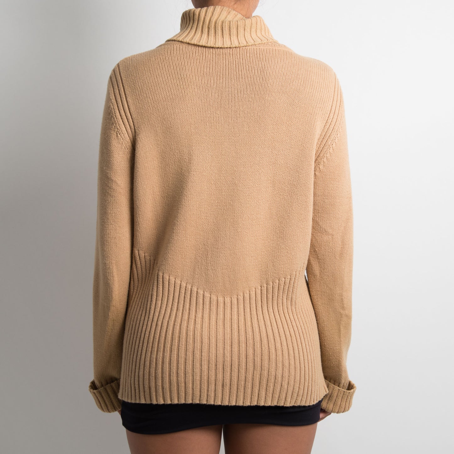 PULL EN TRICOT TAN AVEC FERMETURE ÉCLAIR SUR LE DEVANT