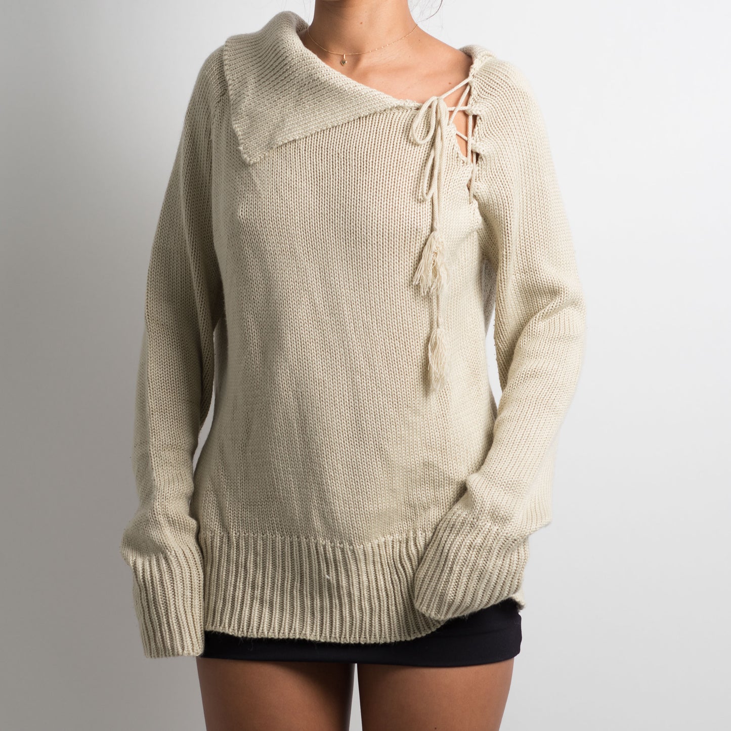 PULL EN MAILLE À LACETS CRÈME