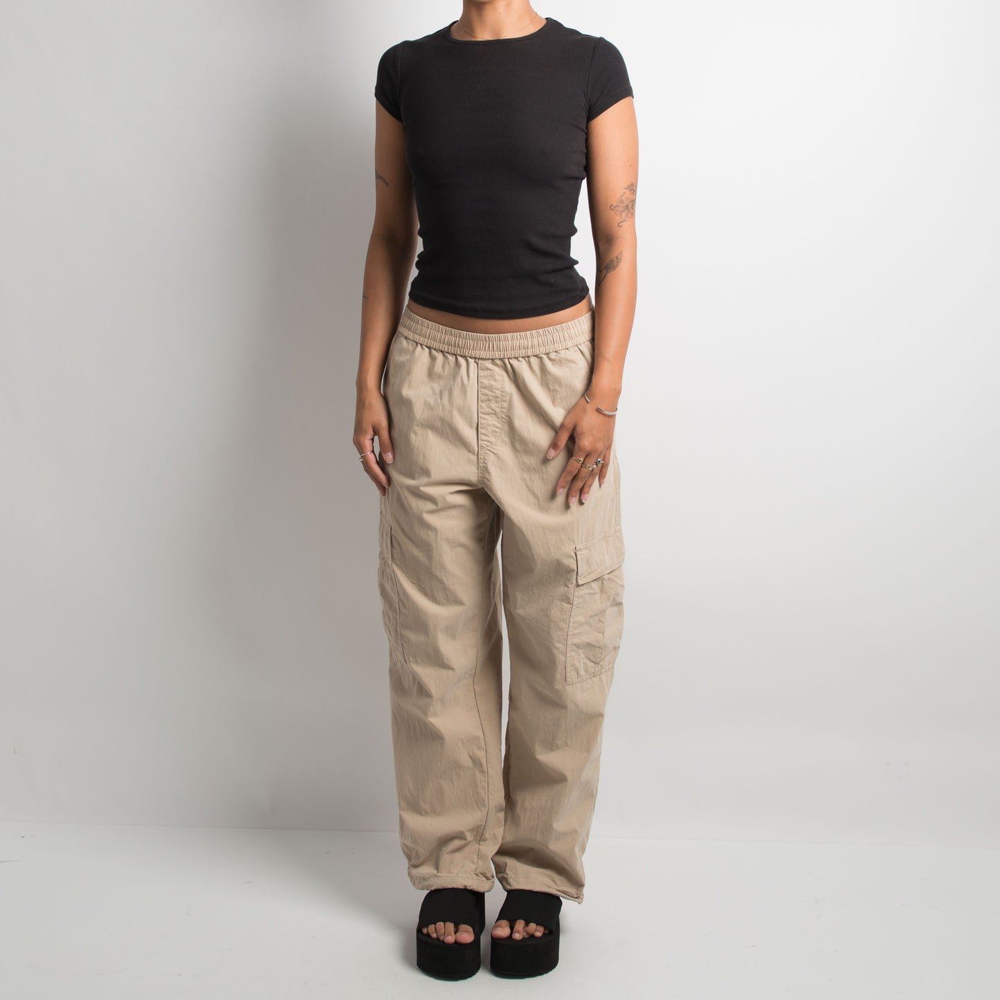 PANTALON CARGO EN NYLON BRUN