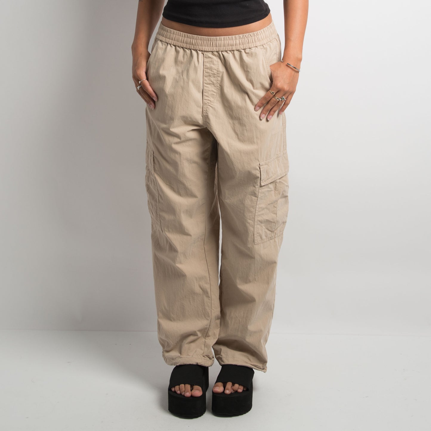 PANTALON CARGO EN NYLON BRUN