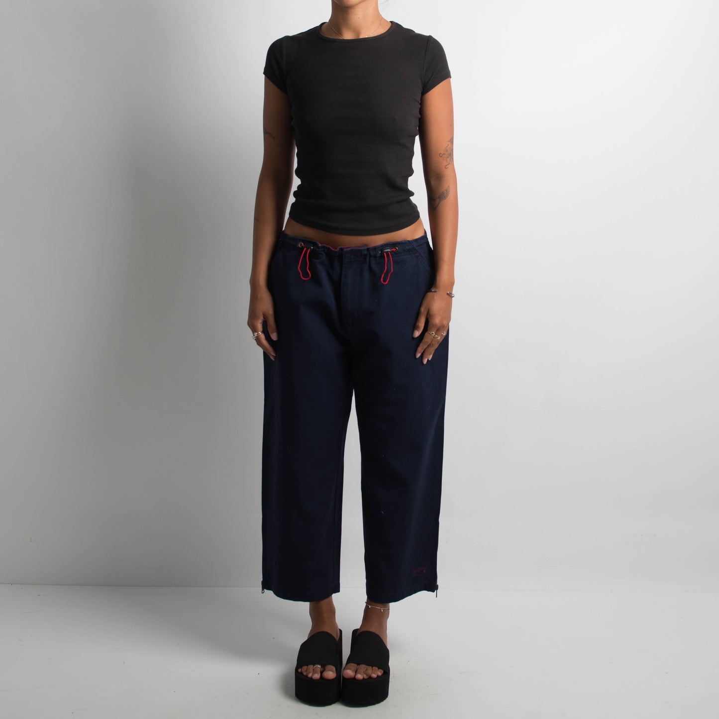 NAVY CROPPED PANTS