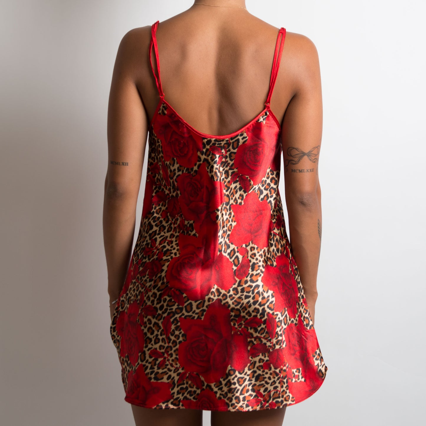 ROBE NUISETTE EN SATIN À MOTIFS