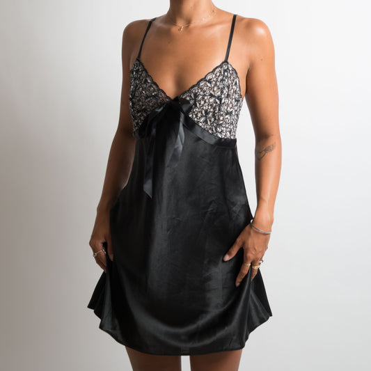 ROBE EN SATIN NOIR