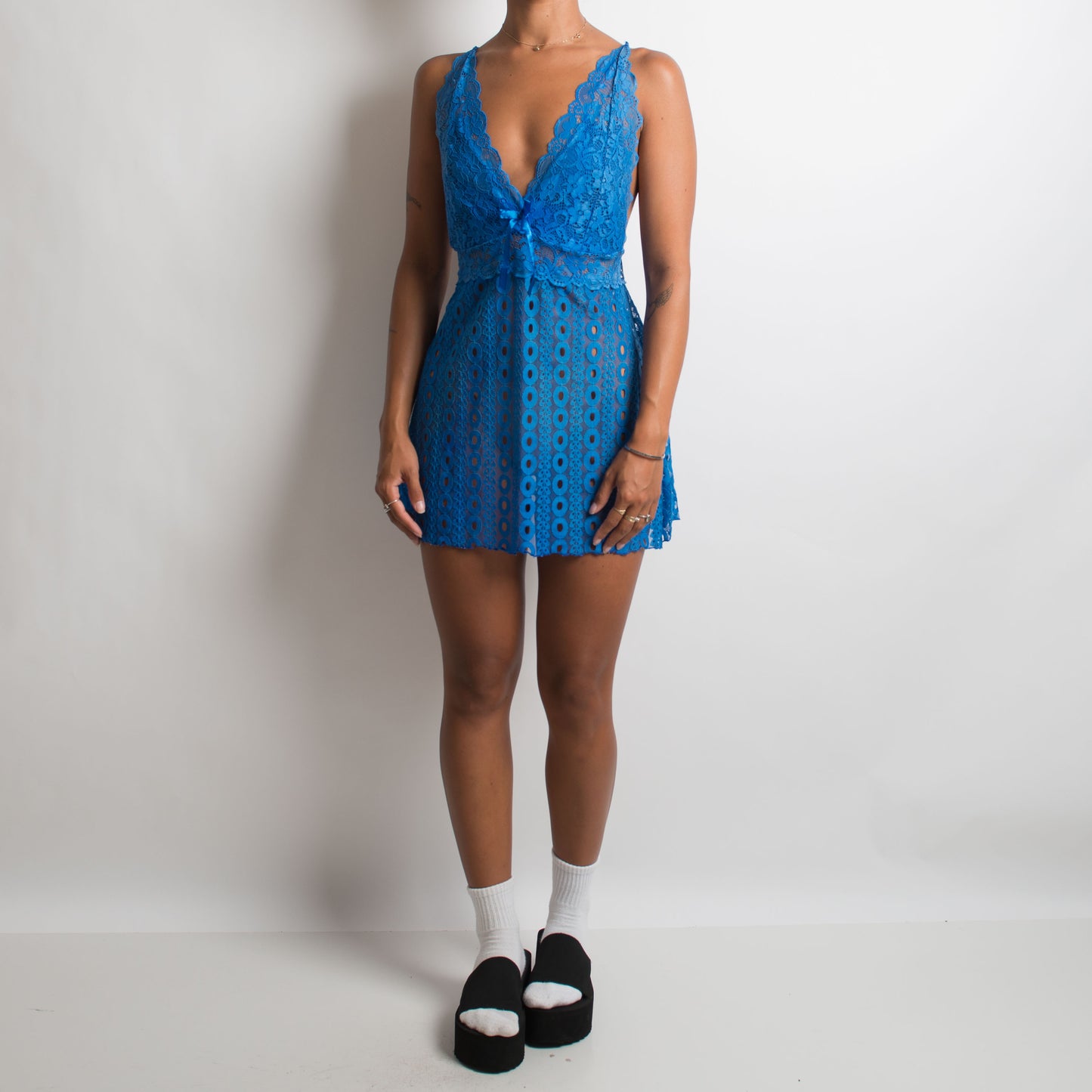 ROBE MINI EN DENTELLE BLEUE