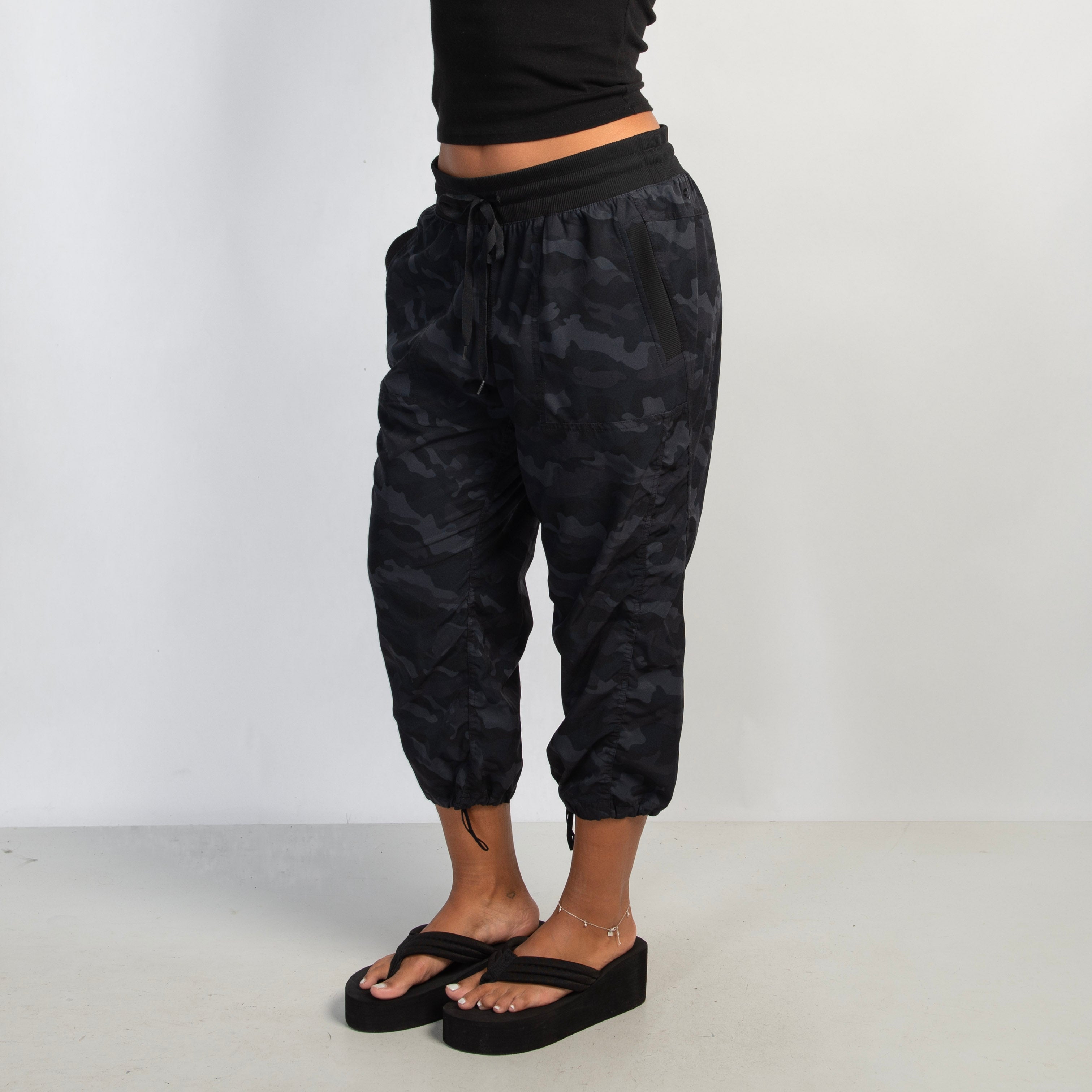 CAMO CAPRI CARGO PANTS