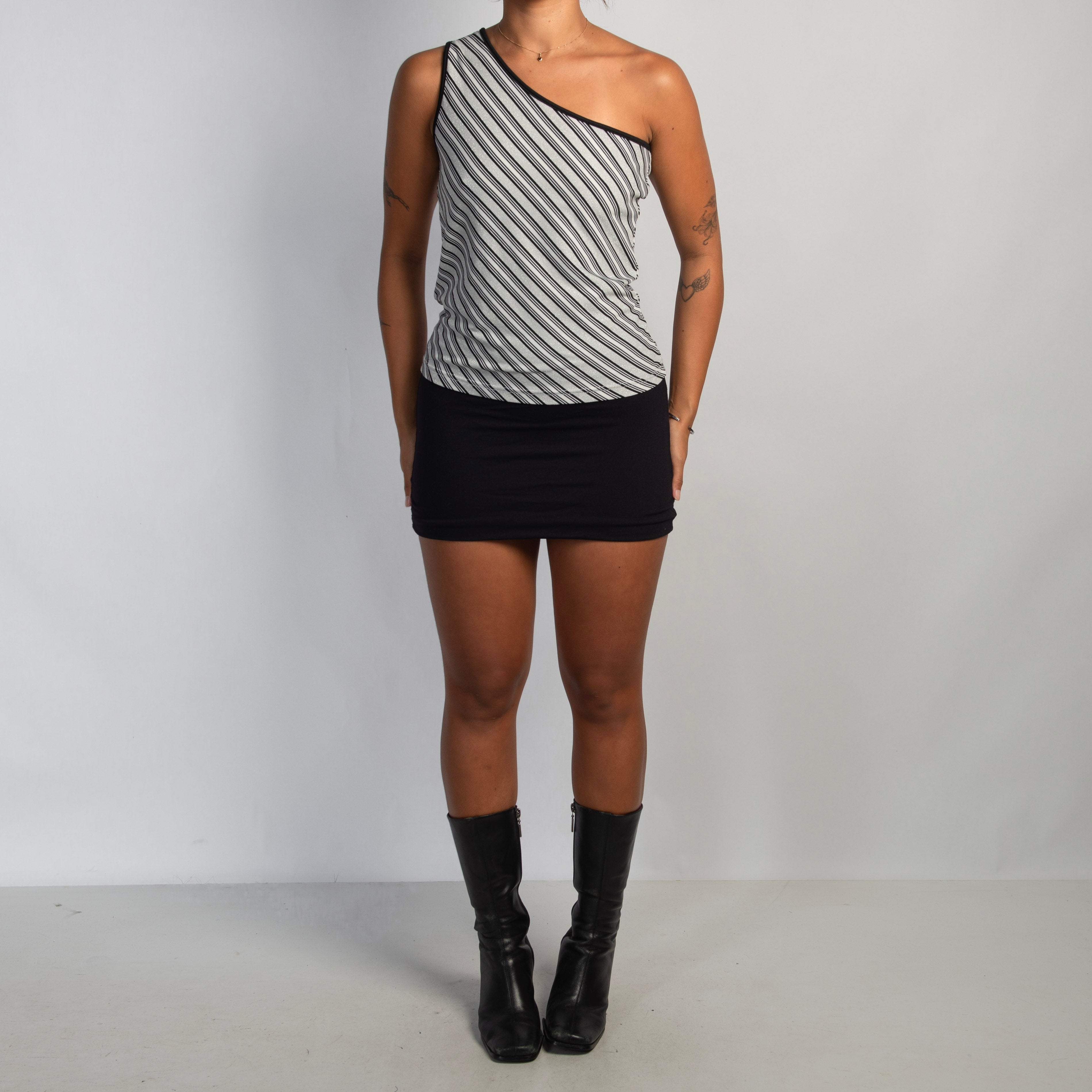 B&W ONE SHOULDER TOP