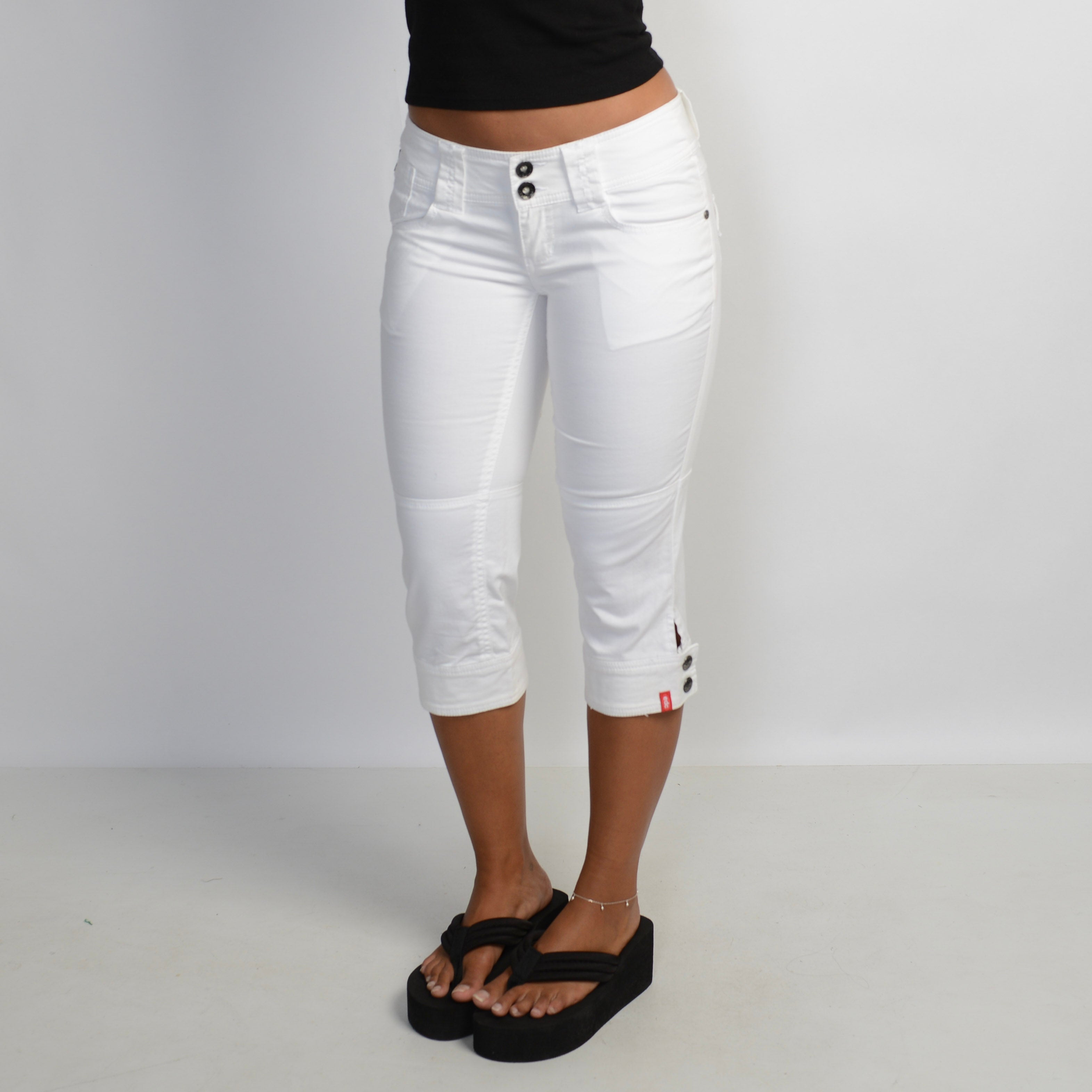 WHITE CAPRI PANTS
