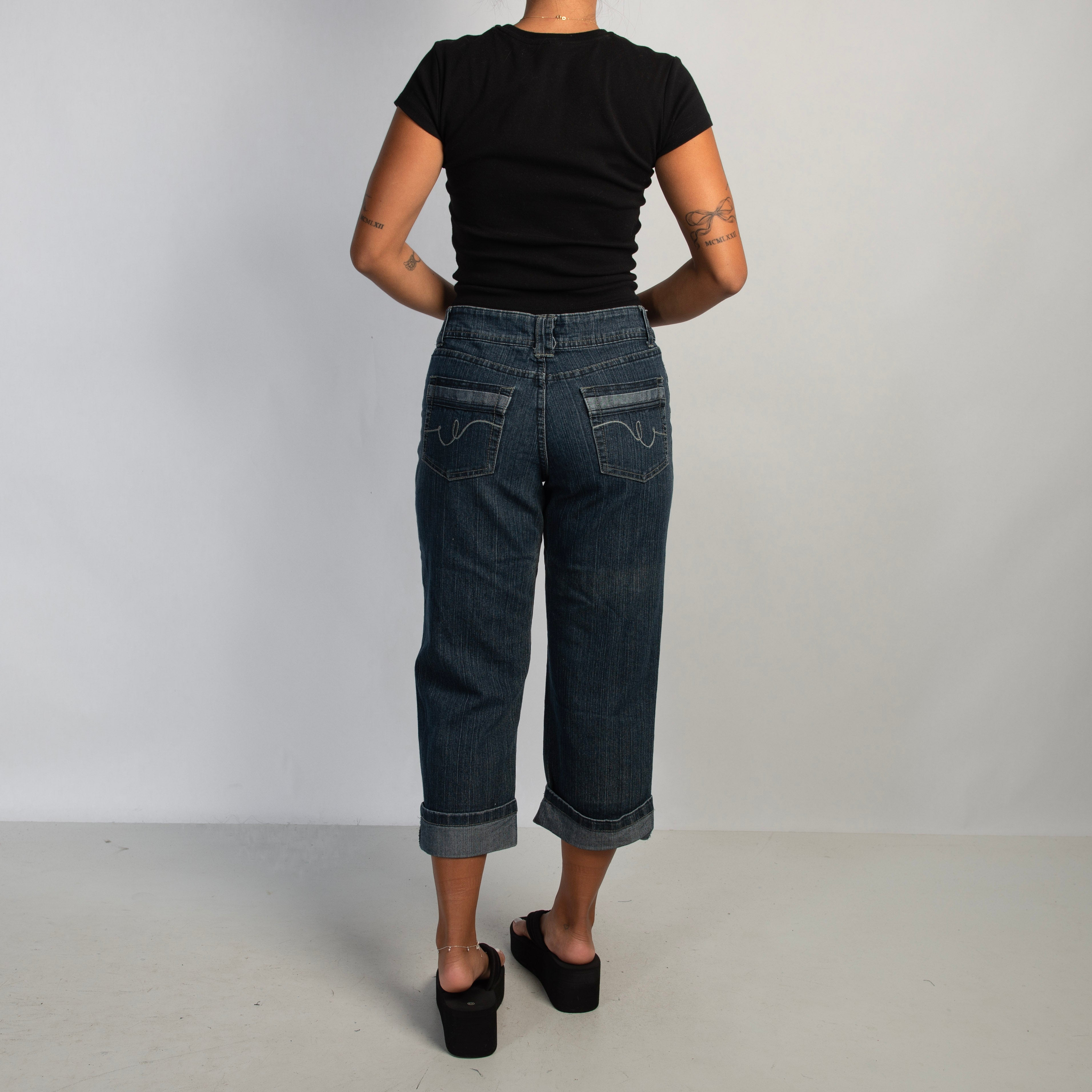 MID WASH DENIM CAPRI JEANS