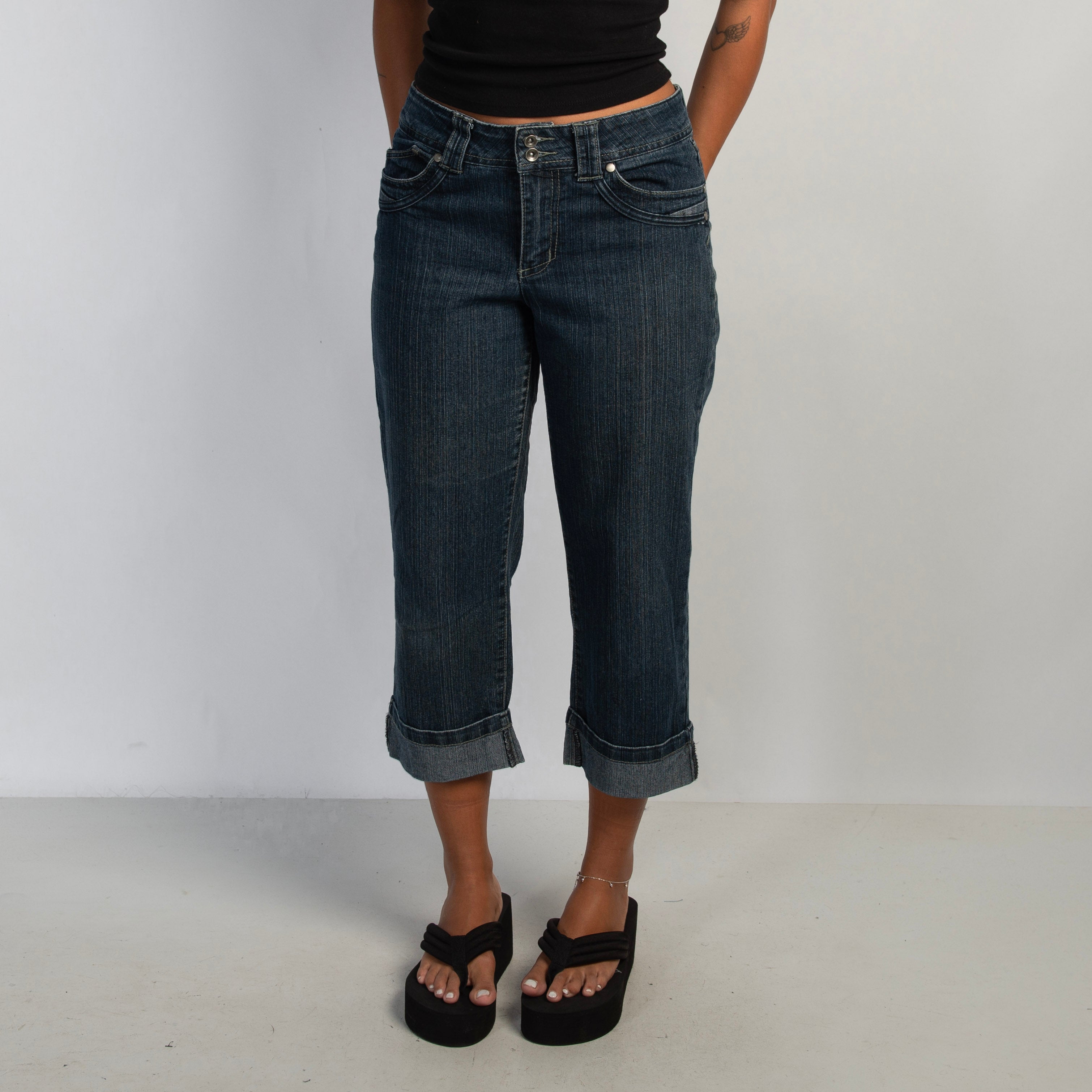 MID WASH DENIM CAPRI JEANS