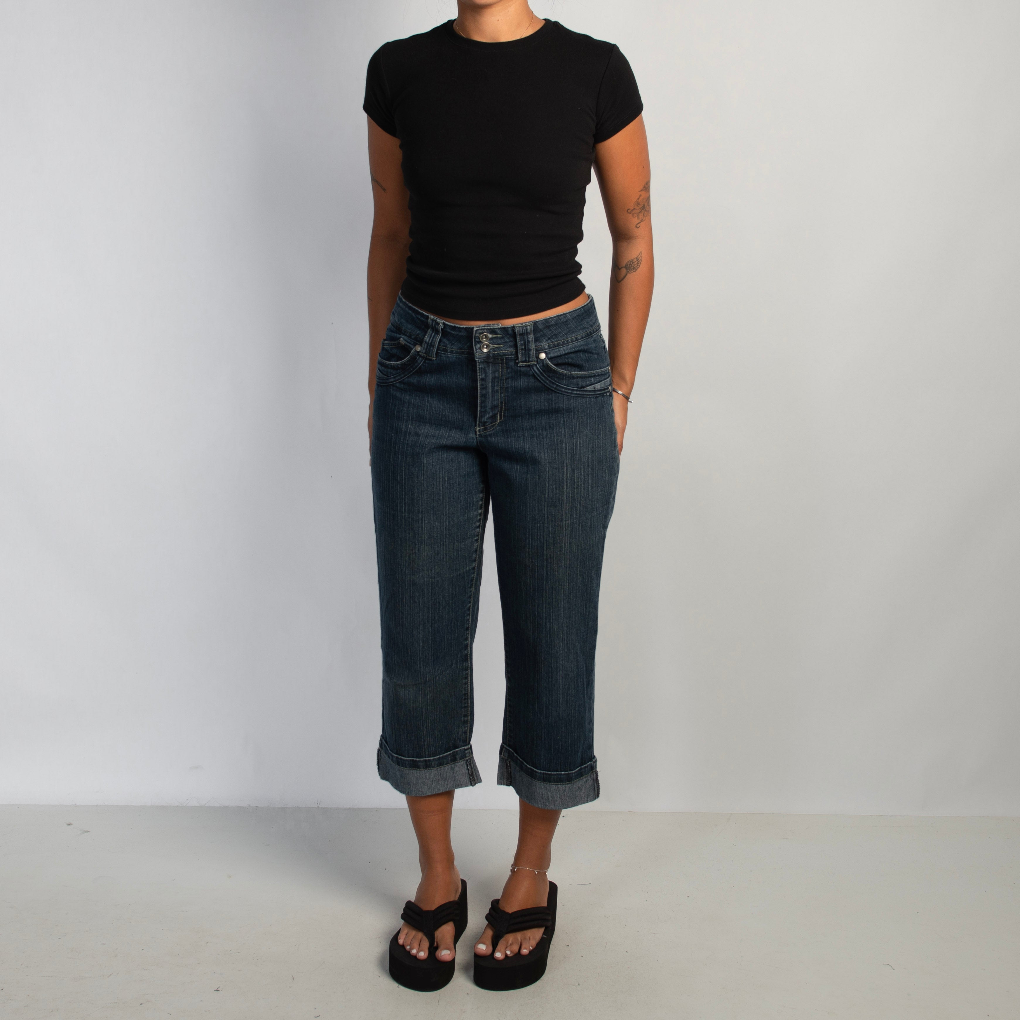 MID WASH DENIM CAPRI JEANS
