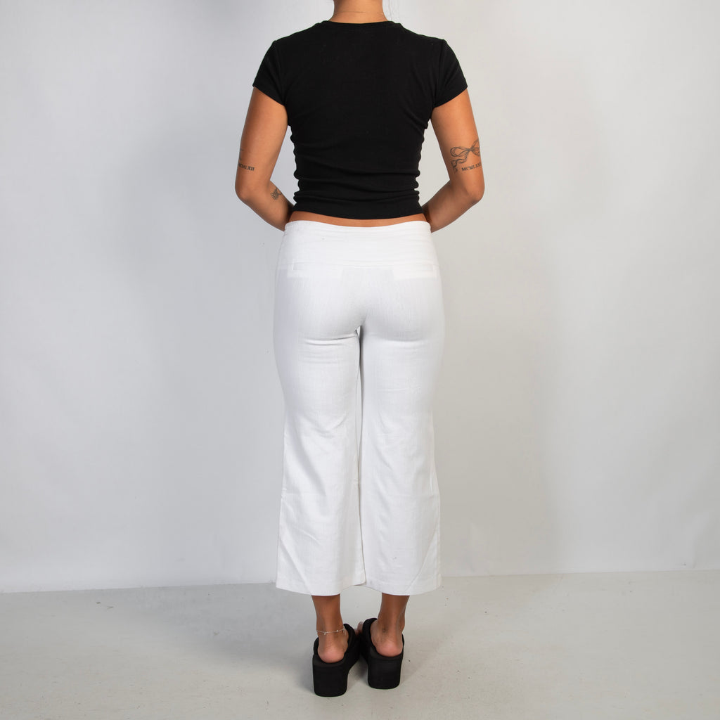 WHITE KICK FLARE CAPRI JEANS