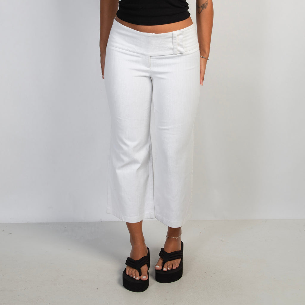 WHITE KICK FLARE CAPRI JEANS