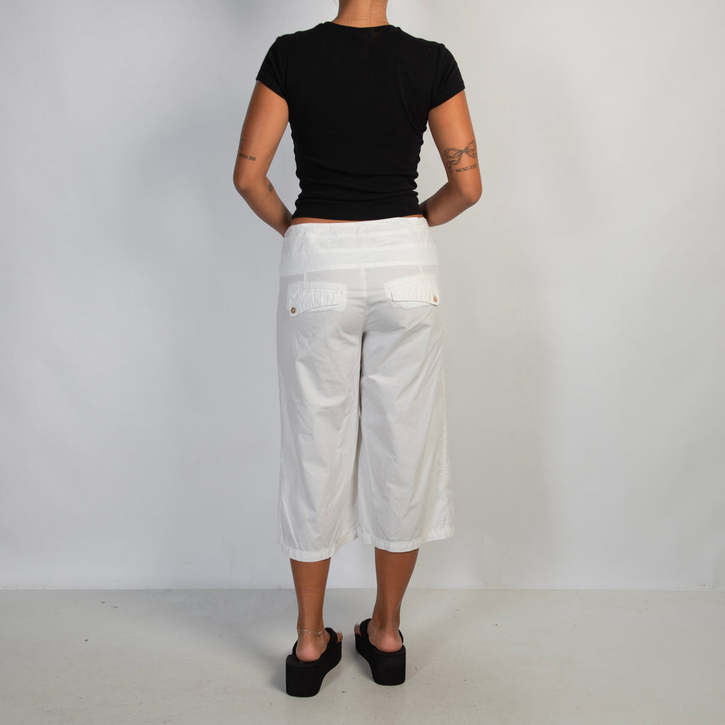 WHITE PLEAT CAPRI PANTS