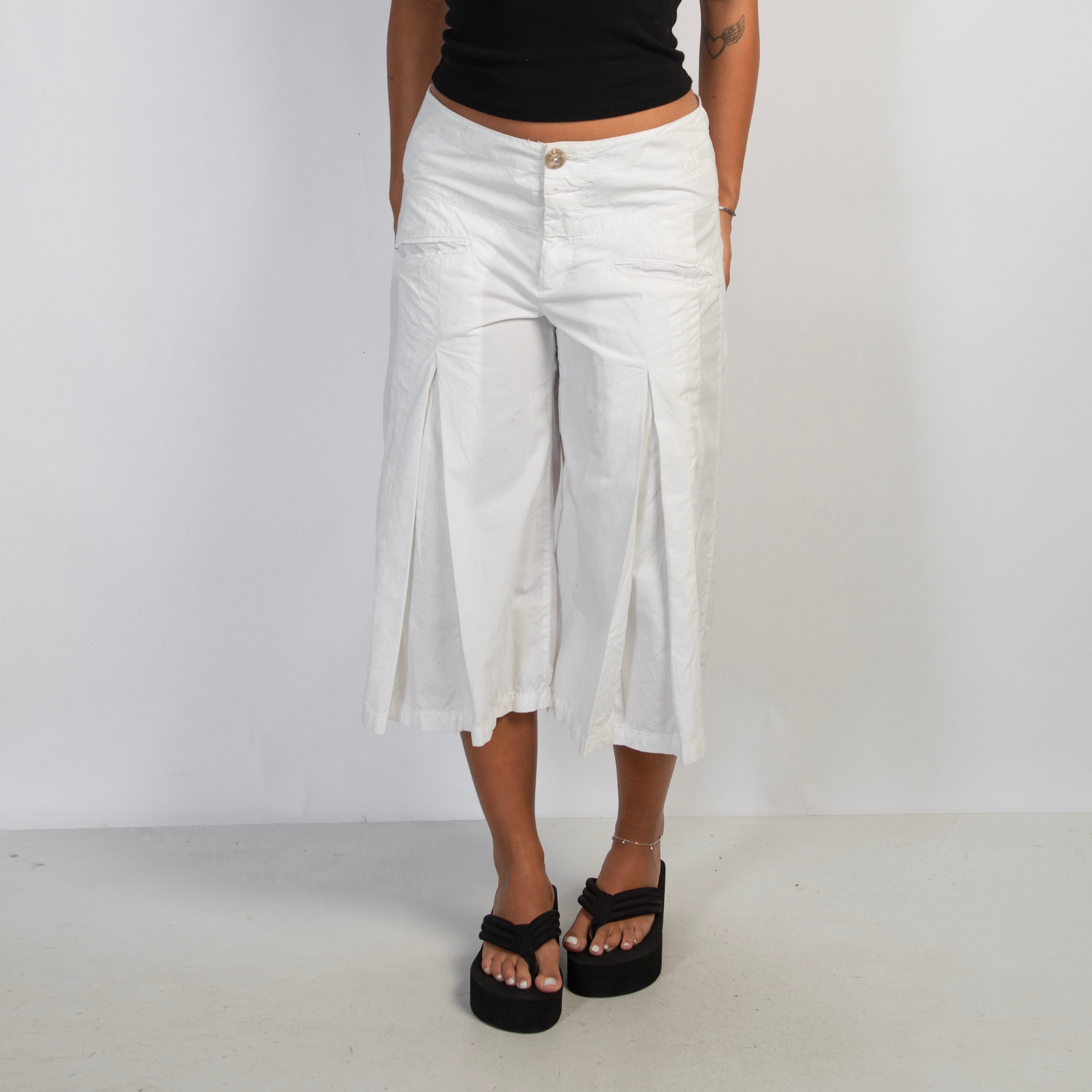 WHITE PLEAT CAPRI PANTS