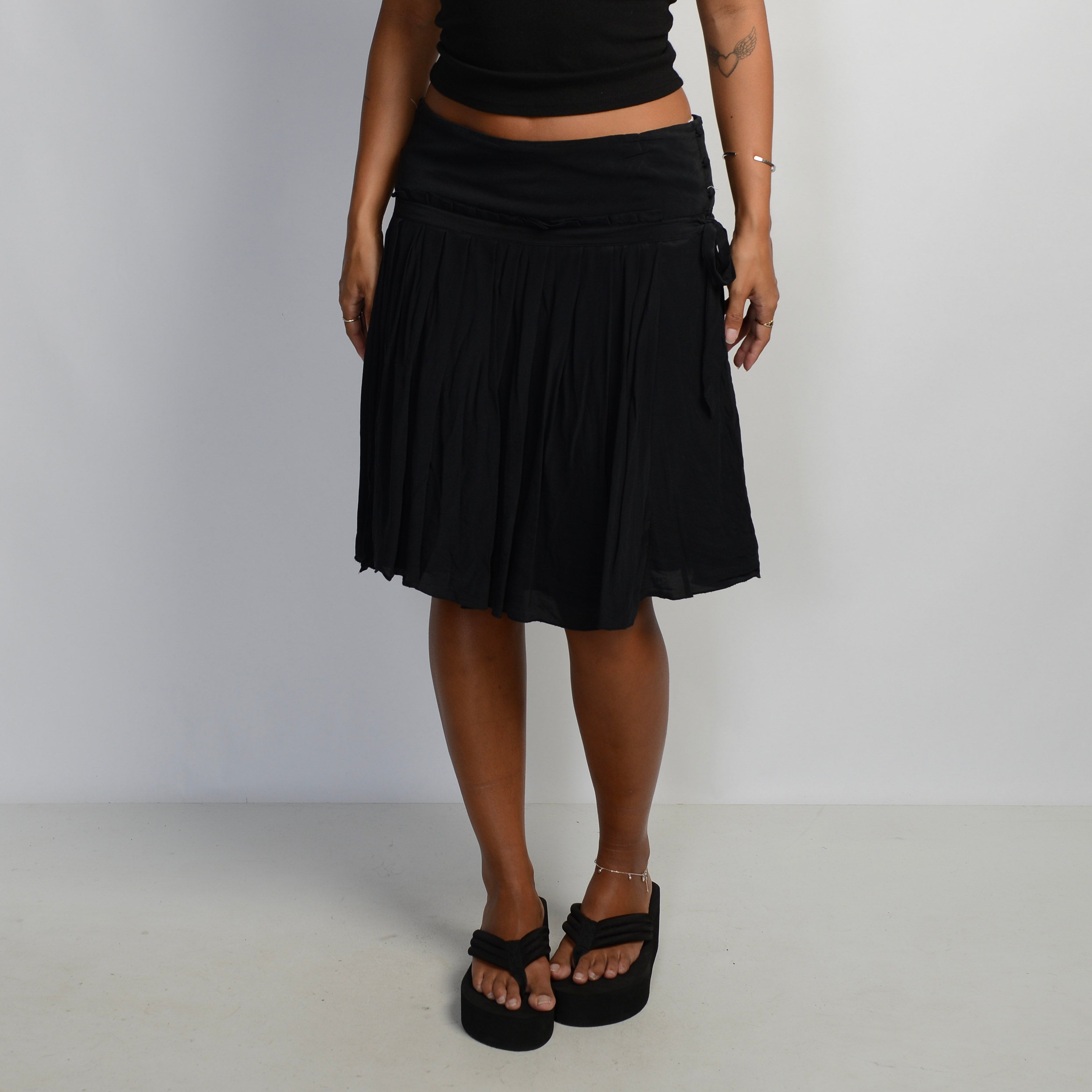 BLACK PLEATED SKIRT