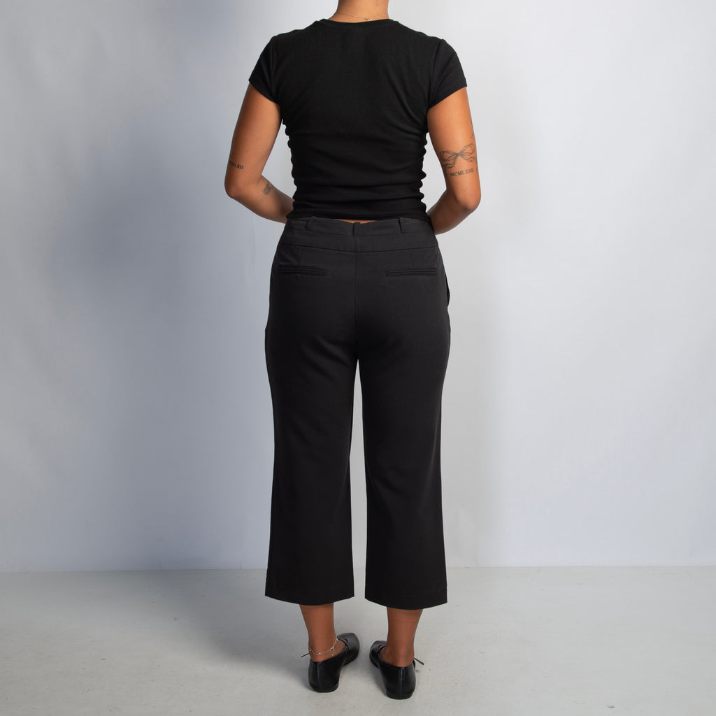 BLACK CAPRI TROUSERS