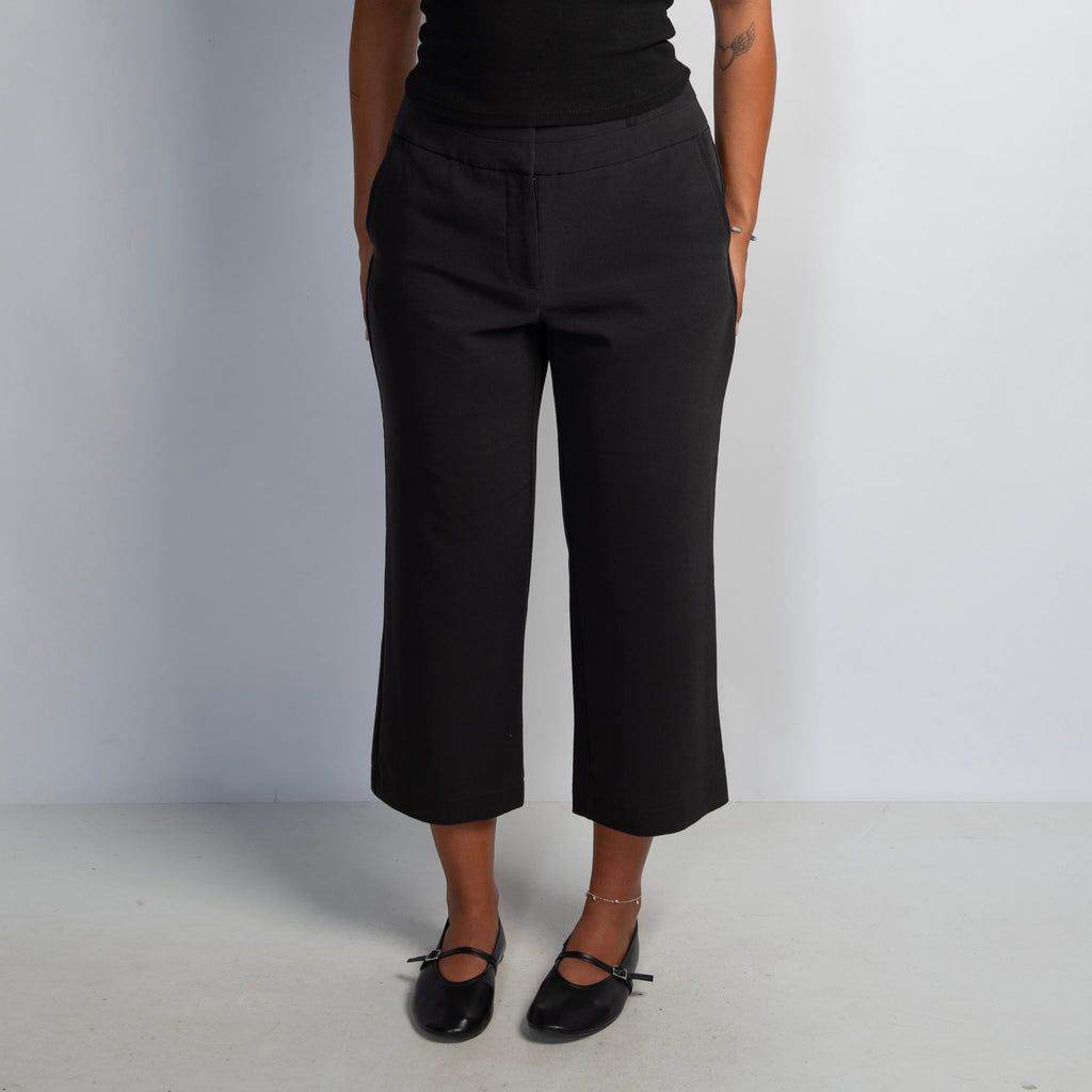 BLACK CAPRI TROUSERS