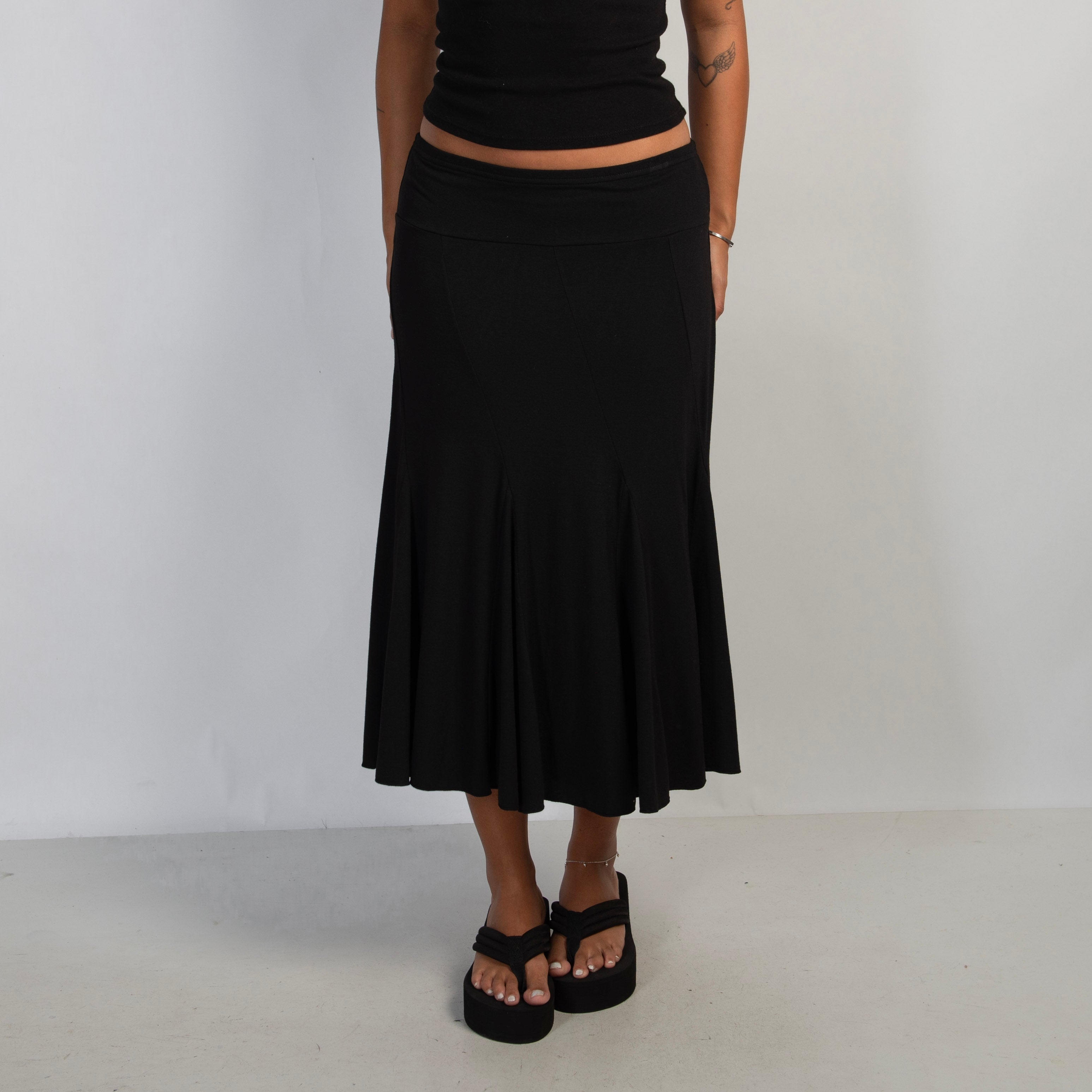 BLACK STRETCH MIDI SKIRT